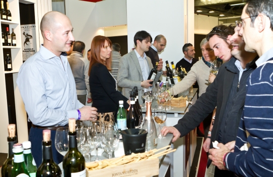 Galleria fotograficaAl centro Davide Oldani del D'O di Cornaredo (Milano) con Oliviero Toscani, fotografo e produttore di vinoGuffanti, storici affinatori di formaggi ad Arona (Novara)Lo spazio espositivo di Acqua Panna e S. Pellegrino. Le illustrazioni sono firmate da Gianluca BiscalchinPastificio dei CampiSelecta, un recinto di bont&agrave; firmate anche da Michele Rotondo, chef della Masseria Petrino di Palagianello (Taranto)Brindisi con Birra Moretti Grand Cru. A destra si riconosce Simone Padoan dei Tigli di San Bonifacio (Verona)Le alchimie pastaiole di Davide Scabin del Combal.Zero di Rivoli (Torino) allo stand FelicettiGrana Padano superstarMassimo Spigaroli dell'Antica Corte Pallavicina di Polesine Parmense (Parma), produttore di un leggendario culatelloI ragazzi di Molino GrassiIl pane di PrinciA destra, Rosanna Marziale, cuoca delle Colonne di CasertaJeff Martin, responsabile di&nbsp;Eblex Italia, carni britannicheLo spazio dell'Arte del Convivio, scuola di cucina di Milano, presidiato da Lola Torres