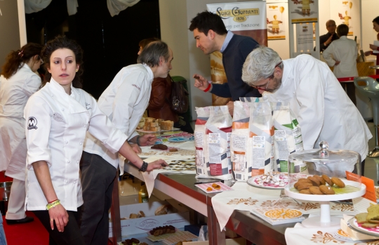 Galleria fotograficaAl centro Davide Oldani del D'O di Cornaredo (Milano) con Oliviero Toscani, fotografo e produttore di vinoGuffanti, storici affinatori di formaggi ad Arona (Novara)Lo spazio espositivo di Acqua Panna e S. Pellegrino. Le illustrazioni sono firmate da Gianluca BiscalchinPastificio dei CampiSelecta, un recinto di bont&agrave; firmate anche da Michele Rotondo, chef della Masseria Petrino di Palagianello (Taranto)Brindisi con Birra Moretti Grand Cru. A destra si riconosce Simone Padoan dei Tigli di San Bonifacio (Verona)Le alchimie pastaiole di Davide Scabin del Combal.Zero di Rivoli (Torino) allo stand FelicettiGrana Padano superstarMassimo Spigaroli dell'Antica Corte Pallavicina di Polesine Parmense (Parma), produttore di un leggendario culatelloI ragazzi di Molino GrassiIl pane di PrinciA destra, Rosanna Marziale, cuoca delle Colonne di CasertaJeff Martin, responsabile di&nbsp;Eblex Italia, carni britannicheLo spazio dell'Arte del Convivio, scuola di cucina di Milano, presidiato da Lola TorresLo stand di Casa E. Mirafiore, preso d'assalto soprattutto per il suo Barolo Paiagallo in anteprima