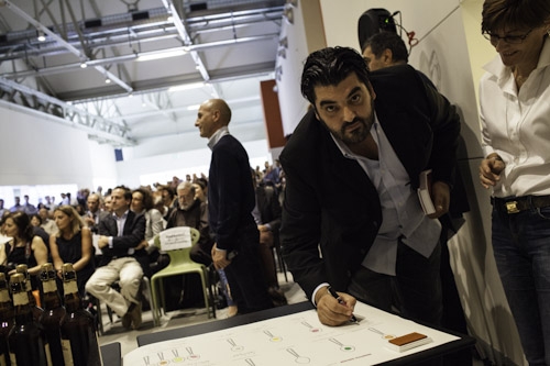 Galleria fotograficaHangar Bicocca, via Chiese 2, Milano. Per la prima volta teatro della presentazione della Guida di Identit&agrave;, &egrave; uno spazio polifunzionale nato nel 2004 dalla riconversione a spazio d&rsquo;arte contemporanea di un ex stabilimento appartenuto alla BredaAperto da gioved&igrave; a domenica, dalle 11 alle 23L'Hangar &egrave; anche HB Kids, programma di attivit&agrave; concepito apposta per i bimbi dai 12 ai 14 anni e le loro famiglie&nbsp;I Sette Palazzi Celesti di Anselm Kiefer, mostra permanente dell'HangarCon le permanenti, anche splendide mostre temporanee come Unidisplay di Carsten Nicolai, a&nbsp;cura di Chiara Bertola e Andrea LissoniSedie in attesa della conferenza di Identit&agrave;Claudio Scavizzi, regista di produzione, Magenta BureauRiunione pre-conferenza: Cinzia Benzi, colonna commerciale di Identit&agrave; Golose e Paolo MarchiAll'accoglienza: Annalisa Bianchi ed Elisa Pella di Magenta BureauClaudio Ceroni, presidente di Magenta Bureau, l'altra met&agrave; di Identit&agrave; GolosePaolo Marchi, l'altra met&agrave; di Identit&agrave; Golose, curatore della GuidaMain sponsorCarlo Cracco, ristorante CraccoOre 10.30, la sala inizia lentamente a riempirsiOre 11, la sala &egrave; gremita. In foto si riconoscono, da sinistra, Lorenzo Cogo, Fabio Pisani,&nbsp;Antonio Santini, Stefania Moroni, Gennaro Esposito, Mario Peqini, Alessandro NegriniTarsia Trevisan, giornalista di Class Life e splendida conduttrice della giornataFabio Barbaglini, da poco al timone della gloriosa Antica Osteria del Ponte di Cassinetta di Lugagnano (Milano)Carlo CraccoLuigi Taglienti, Trussardi alla ScalaChicco Cerea, Da Vittorio a Brusaporto (Bergamo)Anna Maschio, Bonaventura MaschioPadre Maurizio, Opera di San FrancescoGabriele Zanatta, caporedattore della GuidaAndrea Apreda, chef dell'Imago dell'Hotel Hassler e volto di Identit&agrave; New York, 12-14 ottobre prossimiElisabetta Serraiotto, responsabile Marketing & Comunicazione del Consorzio Grana Padano tra Claudio Ceroni e Paolo MarchiAl centro, Beniamino Nespor ed Eugenio Roncoroni de Al Mercato, MilanoSilvio Salmoiraghi dell'Acquerello di Fagnano Olona (Varese), Sorpresa dell'annoFederico De Cesare Viola, giornalista dell'annoMauro Mattei del Piazza Duomo d'Alba (Cn), Sommelier dell'annoAlessandro Pipero, Pipero al Rex, Roma, ma&icirc;tre dell'annoMezzo Christian Milone...... e l'altro mezzo del premio Birra in Cucina 2013Antonia Klugmann e Antonino Cannavacciuolo, migliore cuoca e miglior cuoco 2013Alice Delcourt dell'Erba Brusca di Milano,&nbsp;fresca vincitrice del Cous Cous Fest a San Vito Lo Capo (Trapani)Manuela Popolizio, spalla di Helmut K&ouml;cher del Merano Wine Festival (prossima edizione: 10-12 novembre 2012) e del Milano Food and Wine Festival (9-11 febbraio 2013)Alessia Magistroni, general manager dell&rsquo;Hangar BicoccaAimo Moroni, Il Luogo di Aimo e NadiaIn prima fila da sinistra, Aldo Palaoro, Comune di Milano, Sara Peirone di Lavazza, Marco Barbieri di Acqua Panna/S.Pellegrino, Alfredo Pratolongo di Heineken Italia ed Elisabetta Serraiotto, Consorzio Grana PadanoIrrompe Gennaro Esposito, Torre del Saracino di Vico Equense (Napoli)Da sinistra, Fumiko, Gennaro Esposito e Salvatore La Ragione de La Torre del Saracino (quest'ultimo premiato Sous chef dell'anno) con&nbsp;Carlo Mogolino di Torre RosazzaMario Peqini, pasticciere dell'anno, Aimo e Nadia, solleva una maglietta con la bandiera del suo paese: AlbaniaAntonia Klugmann, cuoca dell'anno con Daria Abbondi di Magenta BureauHigh five Marchi-Cannavacciuolo