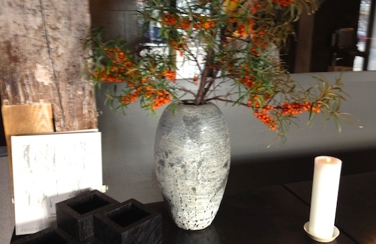 Galleria fotografica






In cammino verso il Noma. Il ristorante è al piano terra del palazzone più a sinistra. Per arrivarci dalla popolare insenatura di Nyhavn (il punto da cui è scattata la foto), occorre fare un bel giro. Ma si notano i lavori per la costruzione di un ponte. Che condurrà dritto all'insegna








Altra prospettiva sul Noma da Nyhavn. Il ristorante galleggia sulla Christianshavn, una delle tante isole artificiali che compongono Copenhagen








Di là del fiume, sulla lunga via che conduce allo spiazzo del Noma








Uno scenario molto tranquillo, di case pastello. Il silenzio è perché vanno tutti in bici













Al massimo si sente rombare qualche scafo








Il vascello davanti al Noma. Oltre a quella danese, sventolano le bandiere di Isole Far Oer e Groenlandia: le loro ambasciate sono nello stesso palazzo del ristorante. Coerenza nordica








Il retro del ristorante. L'80% delle 80 persone che lavorano al Noma viene a lavorare in bici, chef incluso








Dietro al ristorante, un'iscrizione ricorda i passeggeri scomparsi a bordo della danese Hans Hedtoft. Il transatlantico si scontrò il 30 gennaio 1959 contrò un iceberg in Groenlandia. Fu ritrovata solo una cintura di sicurezza
 








L'ingresso del ristorante, al civico 93 di Strandgade








La vista, ingresso alle spalle





