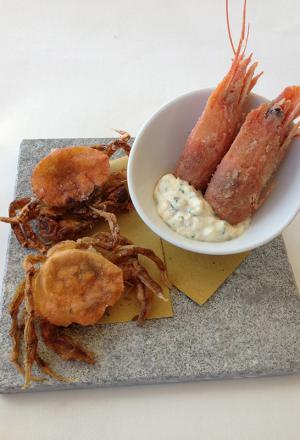 Galleria fotograficaSalmone Norvegia e burro Valle MairaCosce di rana impanate pan grattato ed erbette, bagnet verde, gambero di Sanremo impanato nella tonda gentile e grissiniTonnata di coniglioBurrata fresca, carpaccio gamberi rossi di Sicilia, pomodoro confit
