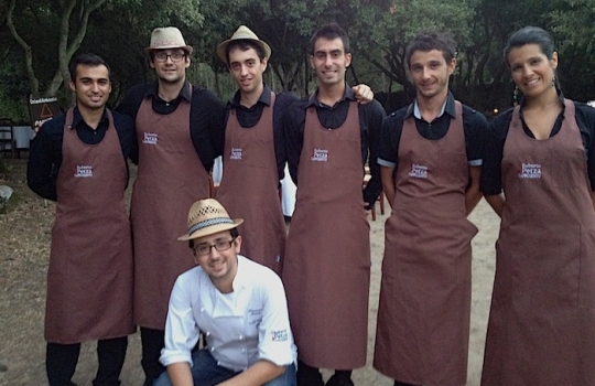 Galleria fotografica






Un'installazione eloquente al primo piano di Casa Puddu. La struttura in cui è inserito il ristorante ospita al primo piano una serie (molto mutevole) di opere d'arte di giovani artisti








La cantina dei vini del S'Apposentu ospita anche un numero notevole di forme di formaggio di varie stagionature (pecorino, soprattutto)








L'orto inserito nel complesso di Casa Puddu. E' il vero regno di Roberto Petza, che troverete molto abbronzato non certo perché se ne va al mare: trascorre ore a curare ortaggi e germogli da lui stesso piantati








Casa Puddu dall'esterno. Il complesso, risalente a inizio Novecento e ristrutturato di recente, offre un bell'esempio di liberty sardo (anzi campidanese, anzi della Marmilla) 








Galline razzolano nell'aia ricavata in un fazzoletto di Casa Puddu. Ve le ritroverete nel piatto in forma di brodo o carne (se non ci pensano prima le volpi del circondario, che vengono spesso a far strage di notte)








Gamberi con liquirizia e insalata estiva, entrée fresca e balsamica in carta al S'Apposentu








Zuppa con uova delle nostre galline, crema di patate, cipolle e tartufo scorzone di Nurallao








Ravioli di melanzane affumicate, tartufo scorzone e pecorino, una sintesi di proporzioni calibrate tra contenuto, contenitore e condimento








Maialino brado cotto nel fumo di mirto con salsa alla malvasia e patate affumicate: disossato, passato in padella, messo nel Roner 8 ore e poi ancora passato in padella. Carne molto tenera








Puistéris della cantina sociale Il Nuraghe, un bell'esempio di Semidano del Campidano Doc








Il viticoltore Pietro Lilliu tra le vigne della sua azienda in Marmilla








Dalle vigne della Cantina Lilliu di Ussaramanna esce anche il Dicciosu, un convincente Cannonau








I protagonisti nella "Cena del bosco", concertata in apertura del festival di Siddi Appetitosamente. Da sinistra si riconoscono 3 dei 4 autori (il quarto è lo stesso Petza): Emanuele Serra del Liit di Bangkok (Tailandia), Angelina Anyango Opondo del St. Kizito di Nairobi (Kenia) e Stefano Deidda del Corsaro di Cagliari. Un successone per 130 fortunati commensali








L'insalatina di capocollo di maiale piccante di Emanuele Serra, piatto d'apertura della Cena nel Bosco








Angelina Anyango Opondo. Alle sue spalle si ricnoscono Stefano Deidda e Domenico Sanna








La Fegua cun callu 'e crabittu e cambara crua: Fregua con caglio di capra e crudo di gamberi, un trionfo di latticità firmato Stefano Deidda. L'importante, come fanno molti, è non chiamarla "fregola"





