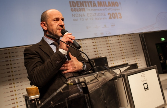 Galleria fotografica






La Cracco band con Paolo Marchi








Daniel Humm premiato da Cesare Baldrighi, presidente del Consorzio di Tutela di Grana Padano








Claudio Ceroni e Paolo Marchi fanno il punto sulle prossime iniziative targate Identità: Salone del Mobile (presentazione il 21 febbraio); con Fiera Milano una partnership con Host, 18-22 ottobre 2013; 17-19 maggio il Roma Food&Wine Festival e Identità New York tornerà a Eataly NY dal 4 al 6 ottobre








Giuseppe Iannotti del ristorante Kresios di Telese Terme (Benevento) riceve il premio Vent'Anni da Clement Vachon, International relations, events and communication manager di San Pellegrino








Il patron di Eataly e Fontanafredda Oscar Farinetti, Paolo Marchi, l'amministratore delegato di Expo 2015 Giuseppe Sala e Massimo Bottura. Sono già 120 i Paesi del mondo ad aver aderito all'esposizione universale meneghina. Tema portante: la nutrizione








Massimo Bottura


















Massimo Bottura e, di spalle, Beppe Palmieri, fido maitre e sommelier dell'Osteria Francescana (Modena), due grandi protagonisti di Identità Milano 2013








Aimo Moroni





