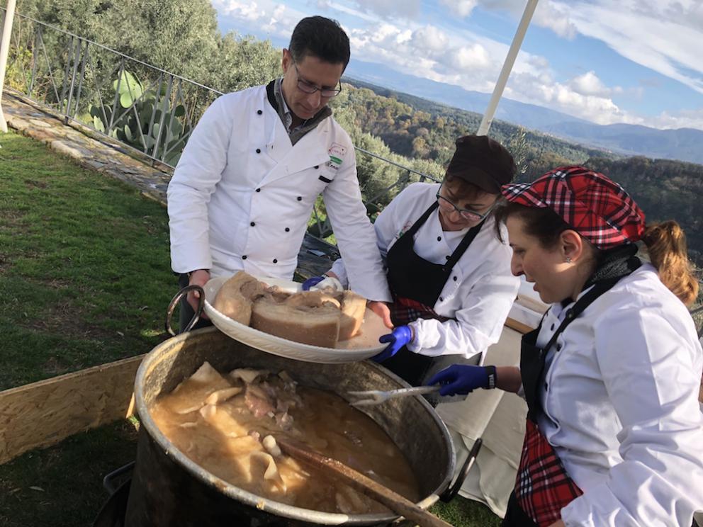 Galleria fotografica






La cena prologo di Pig Calabria è stata preparata al De Gustibus di Palmi. Nella foto Armando e Maurizio Sciarrone, figlio e padre









Padre e figlio della Macelleria Arturo di Campo Calabro (Reggio Calabria) preparano la caddara tradizionale a Villa Rossi. A sobbolire, le frittole, tutti i tagli del maiale









Luca Abbruzzino, chef del ristorante Abbruzzino di Catanzaro, tra Enzo e Renato Ioppolo della Macelleria Fratelli Ioppolo di San Giorgio Morgete (Reggio Calabria), telefono +39.0966.935101






