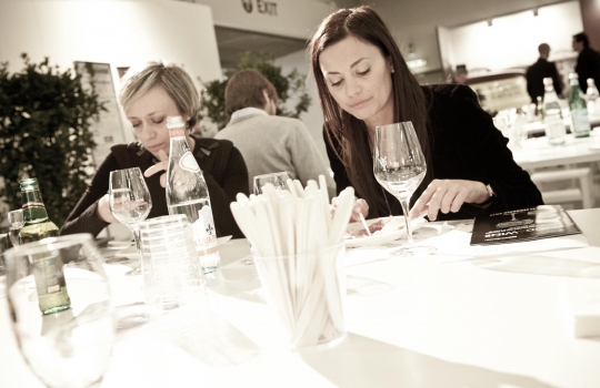 Galleria fotograficaMassimo Spigaroli:&nbsp;Ravioli di fonduta di tosone e culatello su crema di cimette di rape