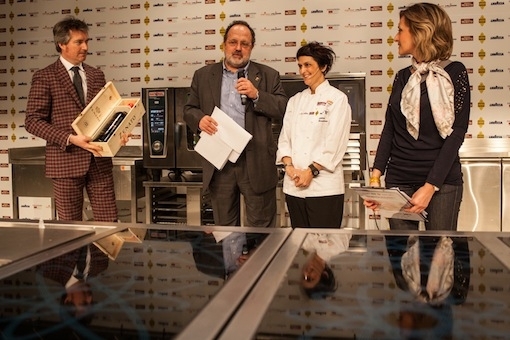 PhotogalleryClaudio Ceroni (di spalle) e Paolo Marchi (a destra) consegnano il premio Amici di Identit&agrave; Golose al giornalista del Corriere della Sera Roberto Perrone, al fotografo Bob Noto e al regista Elvio GorelliDavide Scabin del Combal.Zero di Rivoli ("Pasta e insalata", portata salata) e Nino Di Costanzo del Mosaico del Terme Manzi a Ischia ("Napul &eacute;", portata dolce), premiati per il Piatto dell'anno da Cesare Baldrighi, presidente del Consorzio Grana Padano. All'estrema sinistra, Antonino Maresca, pasticcere dietro a Di CostanzoGiuseppe Iannotti del ristorante Kresios di Telese Terme (Benevento) riceve il premio Vent'Anni da Clement Vachon, International relations, events and communication manager di San Pellegrino. A sinistra Claudio Ceroni di MagentaBureauTonino Cannavacciuolo, chef di Villa Crespi sul Lago D'Orta in Piemonte, premiato da Sara Peirone, Responsabile Top Gastronomy di Lavazza: &egrave; suo il Premio Tipicit&agrave; Italiana in CucinaPremio Birra in Cucina a Fabio Barbaglini dell'Antica Osteria del Ponte alla Cassinetta di Lugagnano (Milano). Con lui, Alfredo Pratolongo, direttore Comunicazione a Affari istituzionali di Heineken Italia. A destra, Christian Milone, chef della Gastronavicella di Pinerolo (Torino), vincitore della seconda edizione del Premio Birra Moretti Grand CruPremio creativit&agrave; in cucina a Massimiliano Alajmo, chef e patron delle Calandre a Rubano (Padova), premiato da Piero Gabrieli e Chiara Quaglia di Molino Quaglia. Con loro, Paolo Marchi e Francesca Barberini