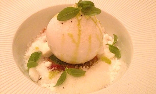 Galleria fotograficaLatte fermentato, Birra Moretti Grand Cru e pera salata
Il primo amuse-bouche &egrave; l&rsquo;embrione di una futura pietanza, nonch&eacute; un gi&agrave; discreto quadro di follia apreana: il latte &egrave; fatto fermentare a 40&deg;C per 4 giorni, la birra ridotta con agar agar e la pera salata, prevalente al gusto, &egrave; il lavoro su due testure (centrifugata e cruda). Partenza lanciataCrocchetta di patata e blu di bufala con ketchup di barbabietola
Gli stecchi reggono una crocchetta di patata &lsquo;classica&rsquo; (ma cotta nel sale, non in acqua), un erborinato a base di bufala (eretico per i campani, che ammettono solo il latte fresco) e in vetta, sotto l&rsquo;erba cipollina, un ketchup di barbabietola fresca rossa (che solo quello chiede una cottura di 7-8 ore, con aceto e zucchero). L&rsquo;acido e il grasso in un boccone, insomma. Cui se ne aggiunge un altro di chips di tapioca e peperoni di Senise (non inquadrate), in cui la tapioca &egrave; cotta come un risottoScampo, animella, patata e levistico
Ingresso recente in carta, conduce il cuoco a vincere le sue paure: "Non sono un amante delle interiora", spiega Aprea, "odio cuori, polmoni e milza". Ma l'animella serve a schiaffegare con armi amare il dolce dello scampo e della patata americana. Il levistico - al doppio volto di coulis e foglie - ci costringe ad aprire il vocabolario: sedano di montagnaQuaglia in petto e coscia, fegato grasso, cavolfiore e caff&egrave;
Una retroiezione ai sentieri d&rsquo;autunno british e pure francesi: la quaglia farcita al fegato grasso, il cavolfiore. E il caff&egrave; che per&ograve; si veste in vinaigrette fatta con olio di semi e aceto di Xeres: acido e amaro. Astenersi i cultori del genere quaglia e foie gras: ancora una settimana e sparisce dalla carta (cos&igrave; com&rsquo;&egrave; sparita da tempo la versione con la castagna al posto del cavolfiore)