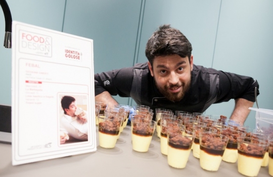 Galleria fotograficaCoda fuori dallo showroom Agape, via Statuto 12, per il piatto di Andrea BertonIl piatto di Berton:&nbsp;Focaccia di Recco con controfiletto di manzo crudo e composta di pomodoro piccanteAndrea BertonArclinea, corso Monforte 28: si preparano i fratelli&nbsp;Christian e Manuel Costardi, cuochi del ristorante Cinzia di VercelliL'imbuto di metallo per infilare il risotto nel barattolo warholiano. Alle spalle di Christian Costardi, Giulia Corradetti di Magenta BureauCostardi&rsquo;s tomato rice (omaggio a Andy Warhol)Manuel e ChristianLa gente godeCesar in via Larga 23, presidiato da&nbsp;Giovanni Ruggieri del ristorante RefettorioGiovanni Ruggieri con la sua&nbsp;Crema di patate con tarassaco all&rsquo;aceto di moscato, asparagi e salsa al crescioneGiovanni RuggieriTutti da Dada in via Larga, angolo piazza Santo Stefano, per&nbsp;Fabio Pisani e Alessandro Negrini di Aimo e NadiaFabio PisaniSpaghetti di Benedetto Cavalieri in cous cous con mozzarella di bufala campana, pomodori pugliesi &ldquo;al filo&rdquo; e profumo di limoni della CostieraLa granelle di cous cous &egrave; ricavata da spaghettoni frullati a crudoDa De Longhi, via Borgogna 8, c'&egrave; Alice Delcourt dell'Erba BruscaAlice DelcourtUltimo giro d'olio per il&nbsp;Cous cous speziato con erbe aromatiche, albicocche e zuccaMatteo Torretta ha cucinato allo Scavolini Store di piazza MissoriA destra Matteo Torretta, chef de Al V Piano di MilanoSotto al minipimer,&nbsp;Finto risotto di finocchi al sentore di sambucaLa spuma &egrave; di sambucaMatteo TorrettaDa Valcucine, corso Garibaldi 99, c'&egrave; il Ratan&agrave; di MilanoCesare Battisti, boss del Ratan&agrave;Il Risotto con verdure e erbe di primavere fresche, cotte e croccanti di BattistiTutti insieme appassionatamentePaolo MarchiOttava tappa: Febal, via FatebenefratelliIn secondo piano, Giovanni Giberti di Pav&eacute;&nbsp;Il Tiramisuper di Giovanni Giberti