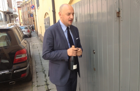 Photogallery






 
Modena’s colonnades, 186 thousand inhabitants and 3 restaurants with at least one Michelin star: Hostaria del Mare (1), Erba del Re (1) and Osteria Francescana (3 stars), our destination
 








Yellow and red tones prevail








The city still bears the signs of the May 2012 earthquake. On May 4th 2013, the day of our visit, a 3.8 magnitude earthquake was registered










