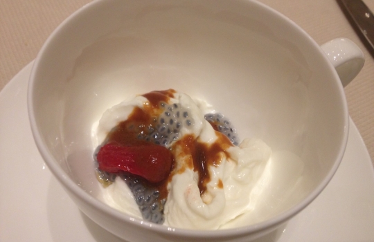 Galleria fotografica






L'ingresso di Palazzo Parigi








Carlo Cracco e il sommelier milanese Matteo Ghiringhelli. In serata berremo bollicine Giulio Ferrari, Malvasia Istriana di Vie di Romans e una mirabile Barbera 2001 di Vigneti Massa. 720 le referenze in carta inserite da Ghiringhelli: 60% italiane, 30% Francia, 10% resto del mondo








Carlo Cracco (in fasci di beatitudine per colpa del pessimo fotografo) con un ragazzo della brigata di Palazzo Parigi. L'executive è Diego Giglio, una lunga militanza in via Victor Hugo al fianco di CC e del corregionale piemontese Matteo Baronetto: "Da Matteo ci divide solo la fede calcistica", scherza Giglio, nato a Carmagnola, "juventino io, granata lui"








Quattro dei tavoli in sala, tutti in posizione angolare, sfoggiano questi divani perfetti per cene chick to chick








Alle pareti specchiere, stucchi e arazzi di pregio. Si nota un camino








Sfavillanti lampadari in vetro di Murano








Cozze e salsiccia, pronti via e subito due simboli cracchiani nel medesimo piatto. Il fondo è ghiacciato, incommestibile








Uovo di quaglia all'alpestre, uovo crudo e crunchiness balsamica





