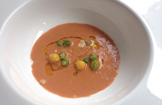 Galleria fotografica






Acqua, olio, limone e liquirizia ormai un classico taglientiano. Apertura fresca e aromatica (la ricetta è qui)








Bianco e nero di seppia, il piatto più ruffiano del nostro percorso: sotto le sfoglie di seppia che disegnano un tao, la panna cotta ai ricci di mare invita a ripulire il piatto in ogni briciola. La simmetria del piatto è interrotta da uno spaghetto stracotto, "simbolo di italianità"








Ostrica, diaframma e granita alle rose, altra entrée fresca ma anche selvatica e ferrosa





