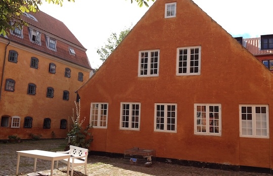 Galleria fotografica






In cammino verso il Noma. Il ristorante è al piano terra del palazzone più a sinistra. Per arrivarci dalla popolare insenatura di Nyhavn (il punto da cui è scattata la foto), occorre fare un bel giro. Ma si notano i lavori per la costruzione di un ponte. Che condurrà dritto all'insegna








Altra prospettiva sul Noma da Nyhavn. Il ristorante galleggia sulla Christianshavn, una delle tante isole artificiali che compongono Copenhagen








Di là del fiume, sulla lunga via che conduce allo spiazzo del Noma








Uno scenario molto tranquillo, di case pastello. Il silenzio è perché vanno tutti in bici





