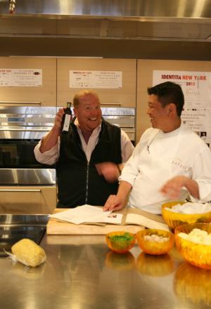 Galleria fotografica






Giuseppe Rambaldi del Combal.Zero, in sostituzione dello chef Davide Scabin, Mario Batali, Babbo e tanto altro a New York e Cesare Battisti, Ratanà a Milano








Ravioli gamberi e basilico con burro e zucca di Mario Batali








Penne con crema di peperoni di Cesare Battisti








Riccardo Felicetti e Pavia Rosati






