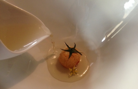 Galleria fotograficaCiocofoie
Un guscio di cioccolato 70% racchiude il ripieno di foie gras mi-cuit con qualche goccia di aceto balsamico tradizionale. Giusto per scaldare il motore
Alghe del nostro orto
Piatto border line, che gioca con una delle tecniche preferite dallo chef, quella della liofilizzazione e reidratazione, ne ha parlato anche a Identit&agrave; d&rsquo;Acqua, all&rsquo;interno dell&rsquo;ultima Identit&agrave; Milano. L&rsquo;insalata romana dell&rsquo;orto Zappatori viene prima liofilizzata e poi reidratata con succo d&rsquo;arancia, che le conferisce i muscoli agrumati necessari per reggere l&rsquo;impatto con una polvere di ostrica, gambero rosso e scampo.   Mica per tutti
Nuvola di barbabietola e toma Blu Cozie
Sbagliata sarebbe l&rsquo;impressione di un Milone-solo-uppercut. Dimostra invece un&rsquo;eleganza che pare essergli naturale (e pervade tutto il menu degustazione) con quest&rsquo;eterea meringa, lieve e friabilissima, texture davvero sorprendente che si sfalda appena al contatto della saliva rivelando le proprie dolci note vegetali. Deve per&ograve; fare i conti non solo con lo shiso, piacevole complemento, ma con un potente, delizioso blu che la prevarica. Il nostro pensiero &egrave; stato: si potrebbe cercare un abbinamento pi&ugrave; soave&hellip;
Aperitivo anni 80
Noccioline e crodino. Per&ograve; il secondo &egrave; passato per gli anni Duemila e ha conosciuto il pacojet, insomma gli Ottanta della Milano da bere sono da gustare ora al/col cucchiaio. Domina l&rsquo;amaro, sia metaforicamente (nel ricordo del bel tempo andato) che al palato
