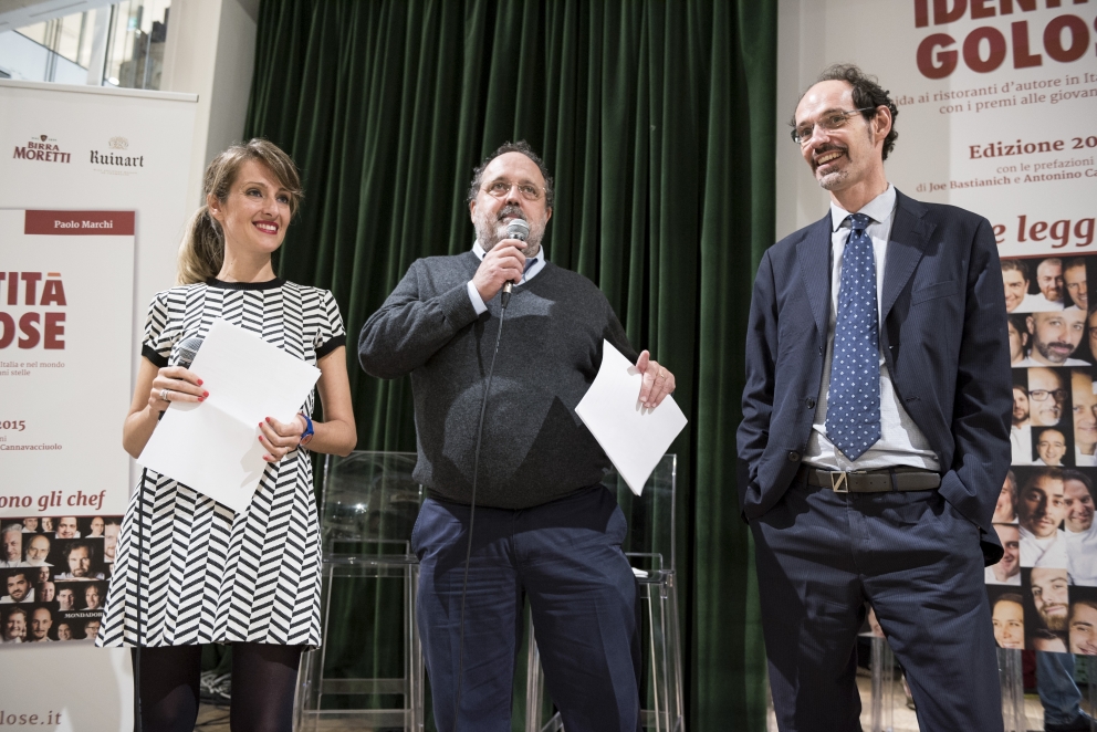Galleria fotograficaEataly Smeraldo di Milano gremito per la presentazione della guida Identit&agrave; Golose 2015.Sul palco che spesso ospita concerti è di scena questa volta Paolo Marchi, fondatore e curatore della guida. Con lui anche Claudio Ceroni di Magenta Bureau, il braccio operativo di IG.Un'altra immagine, dall'alto......e via all'evento. Claudio Ceroni, al centro, invita sul palco il "padrone di casa" Oscar Farinetti. Coi due anche la presentatrice della serata, Tarsia Trevisan.