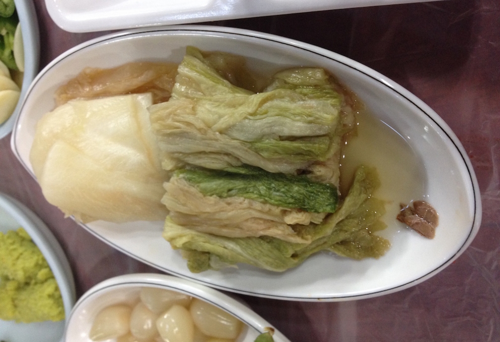 Galleria fotografica






Panoramica dal 32mo piano del Lotte Hotel di Seul. La capitale della Corea del Sud (che i locali pronunciano "sol"), con 10 milioni di abitanti (25 considerando tutta la proncia di Gyeonggi) è tra le città più popolose al mondo








Sfigurata nel Novecento dai Giapponesi (prima parte del secolo) e dalla guerra di Corea (1950-1953), oggi Seul ha un aspetto moderno, piuttosto occidentale








Con decine di milioni di turisti all'anno, Seul è tra le 10 città più visitate al mondo. Nella foto, una delle attrazioni più viste in città: il Dongdaemun Design Plaza, progettato da Zaha Adid e Samoo e completato nel marzo del 2014
 








A passeggio per il quartiere di Myeongdong, molto frequentato anche per l’alta concentrazione di ristoranti








Il viaggio era cominciato bene: tra le opzioni commestibili sui voli di Korean Air c’è proprio una squisita Bibimpap, con tanto di foglietto illustrativo








Bancarelle all’ingresso del mercato Namdaemun, tra i più popolari di Seul. Chiunque può andare e comprare; non occorrono licenze








Namdaemun, trippa a mollo








L’affitto di una bancarella al Namdaemun costa circa 2.000 dollari americani al mese, ma consente un ricavo medio mensile di almeno il doppio








Cozze giganti, molto popolari sulle tavole coreane








I mercati sono sterminati, molto puliti e per nulla caotici








All’interno del mercato, c’è anche un ristorante molto spartano e molto buono. Serve di tutto: hoe (pesce crudo), kimchi (verdure fermentate), guk tang (zuppe), bibimpap…





