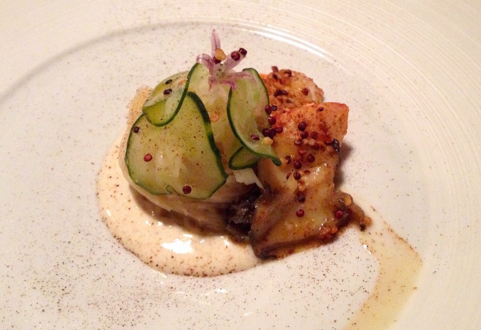 Galleria fotografica






Panoramica dal 32mo piano del Lotte Hotel di Seul. La capitale della Corea del Sud (che i locali pronunciano "sol"), con 10 milioni di abitanti (25 considerando tutta la proncia di Gyeonggi) è tra le città più popolose al mondo








Sfigurata nel Novecento dai Giapponesi (prima parte del secolo) e dalla guerra di Corea (1950-1953), oggi Seul ha un aspetto moderno, piuttosto occidentale








Con decine di milioni di turisti all'anno, Seul è tra le 10 città più visitate al mondo. Nella foto, una delle attrazioni più viste in città: il Dongdaemun Design Plaza, progettato da Zaha Adid e Samoo e completato nel marzo del 2014
 








A passeggio per il quartiere di Myeongdong, molto frequentato anche per l’alta concentrazione di ristoranti








Il viaggio era cominciato bene: tra le opzioni commestibili sui voli di Korean Air c’è proprio una squisita Bibimpap, con tanto di foglietto illustrativo








Bancarelle all’ingresso del mercato Namdaemun, tra i più popolari di Seul. Chiunque può andare e comprare; non occorrono licenze








Namdaemun, trippa a mollo








L’affitto di una bancarella al Namdaemun costa circa 2.000 dollari americani al mese, ma consente un ricavo medio mensile di almeno il doppio








Cozze giganti, molto popolari sulle tavole coreane








I mercati sono sterminati, molto puliti e per nulla caotici








All’interno del mercato, c’è anche un ristorante molto spartano e molto buono. Serve di tutto: hoe (pesce crudo), kimchi (verdure fermentate), guk tang (zuppe), bibimpap…








Baek kimchi: cavolo stufato con rape bianche, pere, prezzemolo coreano. Talvolta è servito anche con le castagne








Scodella di Bibimbap








Uova di quaglia bollite, aglio e edamame








A chiusura del pasto, ecco una bella zuppa fumante (erano le 8 del mattino)








Zuppa di alghe e merluzzo








Mingles, sulla Cheongdam-dong nel quartiere di Gangnam-gu, è l’indirizzo più interessante di cucina coreana contemporanea. L’ha aperto poco più di un anno fa Mingoo Kang, tornato a casa dopo esperienze da Martin Berasategui e da Nobu Bahamas








Mingoo Kang propone un solo menu degustazione da 88.000 won (circa 70 euro). Ognuno dei piatti contiene sempre un elemento fermentato








Mingles esprime un approccio creativo fondato però sulle salse fermentate, pilastro della cucina coreana tradizionale: cho (aceto), gan-jang (salsa di soia), gochu-jang (pasta molto piccante di peperoni rossi, fagioli di soia bolliti e sale), doen-jang (pasta di fagioli di soia), erbe e spezie








Composizione iniziale di amuse bouche. Da sinistra a destra: Polpo, foglia di senape e pasta di aioli fermentata; Gelatina di bacche omija, zuppetta di asparagi bianchi, mirtilli e spuma di aceto nero e Pera arrotolata nella sogliola (salsa di gochu jang marinata nello yuzu), uva e peperoncino








Sandwich di fegato di rana pescatrice in sfoglia di miele su chip di funghi





