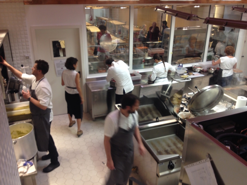 Galleria fotografica






PENSIEROSO. Ore 16.30 Massimo Bottura riflette in piazzale Greco prima del servizio








Il latte? Si utilizza solo quello che scade il giorno stesso








Frutta e verdura dall'Expo: ammaccata ma buona








Imperativo dietro le quinte: differenziare sistematicamente tutti i rifiuti





