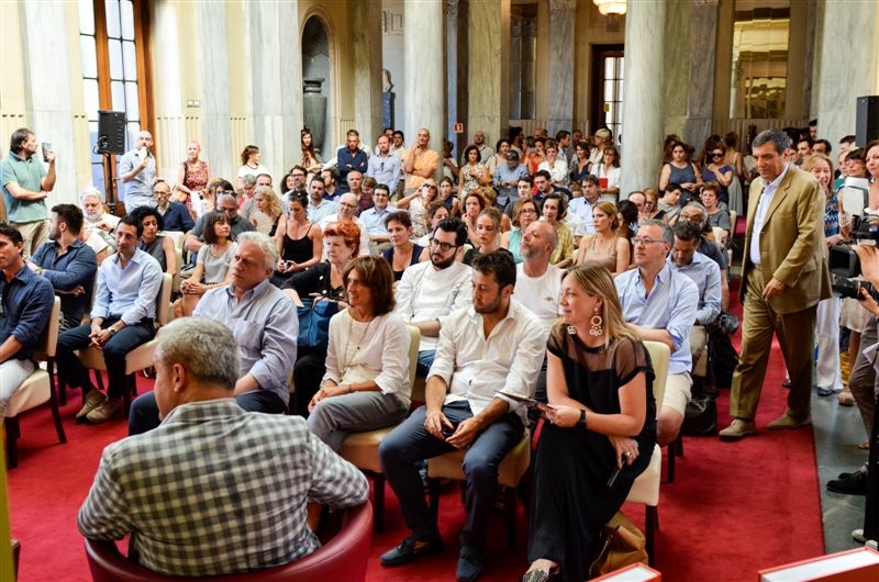 Galleria fotograficaLa presentazione di "100 chef x 10 anni": il microfono a Claudio Ceroni, patron MAGENTAbureauPaolo Marchi con Massimo BotturaGli chef affacciati alla balconata della Stazione Centrale di MilanoIl saluto degli chefSpazio agli autori e ai curatori di "100 chef x 10 anni": Giulia Corradetti, Annalisa Cavaleri, Carlo Passera. Con loro, Claudio Ceroni e Paolo Marchi