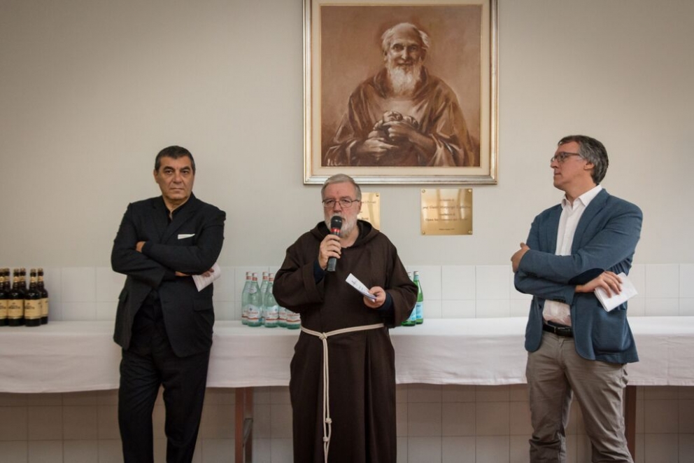 Galleria fotografica"Grandi cuochi all'opera" &egrave; la quinta edizione di un evento benefico concepito da Identit&agrave; Golose. Il tema di fondo cambia ogni anno: quest'anno era&nbsp;"Il mondo a tavola a Milano"
&nbsp;Cesare Battisti del Ratan&agrave;, unico chef italiano presenteIl pane di Massimo Grazioli: avanzato, imbustato e regalato agli ospitiVictoire Goulubi, cuoca congolese da anni a MilanoJuan Lema, Trattoria Mirta, cuoco uruguaiano che lavora nel silenzio&nbsp;Focaccia mortadella e mela di BattistiBattisti con Samuele MaioBattisti, Goulubi, IchikawaHaruo Ichikawa di IyoGuoqing Zhang, Bon WeiGuoqing Zhang e&nbsp;Chiara Wang Pei,&nbsp;Bon WeiNutrito il plotone di sponsor che ha voluto dare una mano alla rassegna:&nbsp;Grana Padano, Consorzio Italia del Vino,&nbsp;Birra Moretti, Acqua Panna e S.Pellegrino, caff&egrave; Lavazza190 posti a sedere. Tutto esauritoClaudio Ceroni e Padre MaurizioDa sinistra, Lema, Goulubi, Ichikawa, Michele Biassoni e Gabriele ZanattaPadre Maurizio