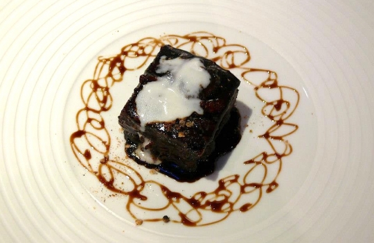 Galleria fotograficaOstrica con cru di cacao, lardo di colonnata, limone e crema di erbe di Salvatore BiancoFrittella di murena con torzella stufata e maionese di limone in cartoccio di Pasquale PalamaroTortello con cuore di ricciola, broccoli, provola in salsa bouillabaisse di Vincenzo GuarinoCernia all'olio con pesto di lattuga di mare, salsa di olive taggiasche e patate allo zafferano di Luigi Tramontano