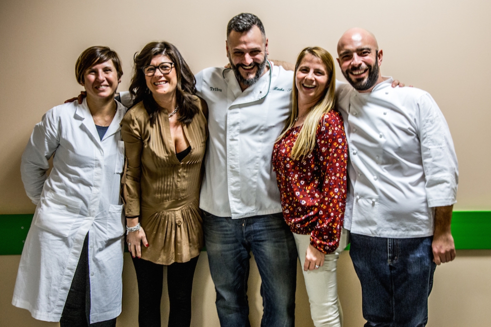 Galleria fotografica






Camilla Pietrantonio del Centro Clinico Nemo, infaticabile organizzatrice della serata









In cucina si prepara lo Sgombro Amarcord di Misha Sukyas del ristorante Puzzle: è marinato nel sangue di bue









I bun, panini al vapore, di Eugenio Roncoroni de Al Mercato









Alessandro Procopio del team Oldani, ristorante D'O di Cornaredo









Misha Sukyas e Matteo Monti del ristorante Rebelor del Pont di Milano






