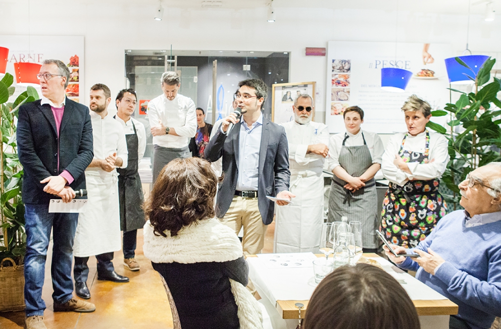 Galleria fotografica






L'ingresso di Eataly Smeraldo a Milano, vestito a festa per il decennale. Il primo Eataly aprì al Lingotto di Torino il 27 gennaio 2007. Milano inaugurò nel marzo 2014









121 i coperti della cena celebrativa milanese, distribuiti al secondo piano









Antonia Klugmann si prepara







