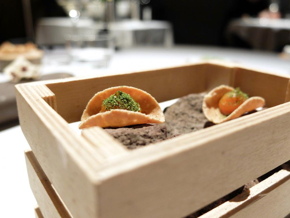 Galleria fotografica






La nostra cena all'Undicesimo Vineria negli scatti di Tanio Liotta. Si parte con il territorio mandato in orbita: Radicchio rosso di Treviso, acidulato di umeboshi, rose e litches









Cialda di fagiolo Mug, rapa rossa e karkadè









Dashi croccante, sedano rapa e alga nori









Cannolo di topinambur ed erba di San Pietro canforata






