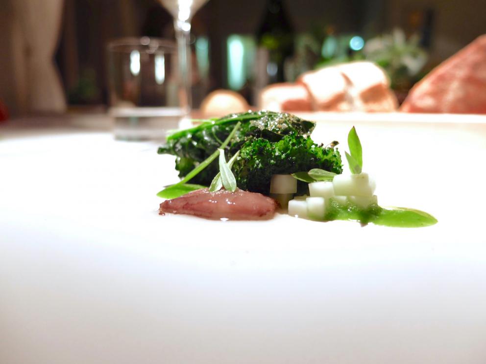 Galleria fotografica






La nostra splendida cena da Antonia Klugmann nelle foto di Tanio Liotta. Si inizia con Fagottino di bieta sbollentata, carota candita, curcuma, peperoncino, succo di limone e trifoglio









Cozza di Sistiana, bottarga (in gel e grattugiata), zenzero candito, prezzemolo, coriandolo e nigella: buonissimo









Baccalà mantecato e rapa rossa: il baccalà mantecato con evo, tre espressioni della rapa (centrifugata, cruda tagliata sottile e affumicata)









Gambero rosa crudo e friggitello alla fiamma, salsa del friggitello, bisque di gambero, dragoncello






