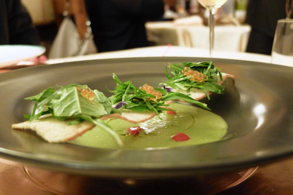 Galleria fotograficaLa nostra cena a La Subida negli scatti di Tanio Liotta. Ricotta salata su letto di polenta
Bruscandoli, pane condito, sclopit, uovo di quaglia
Dadolata di cervo e salmerino, insalata di topinambur, nuvola di polenta dorata: squisito
Girini: briciole di pasta, germogli, asparago selvatico, fiori di salvia selvatica e aglio orsino, sclopit e pomodoro. Delizia
Mlinci: pasta fresca, leggermente abbrustolita, condita con i prodotti dell'orto e dadolata d'oca
