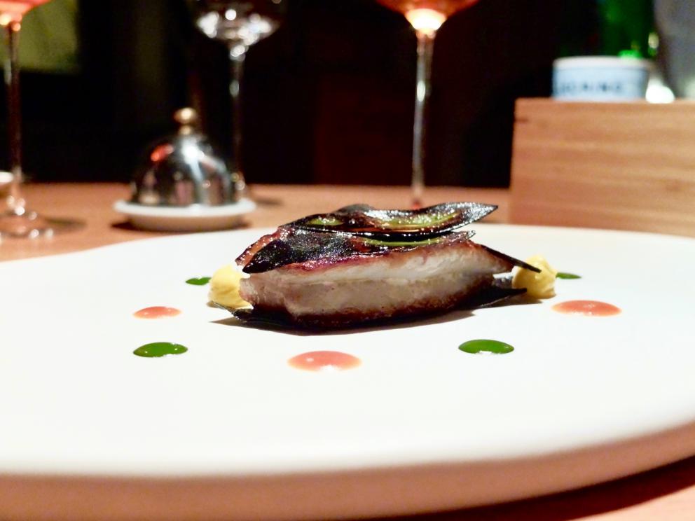 Galleria fotografica






Bellissima cena da Milone negli scatti di Tanio Liotta. Si inizia con un Tris di antipastini all'italiana, l'abbinamento è con una camomilla calda (!). Qui Cocktail in salsa Aurora… 30 anni dopo, ossia il cocktail di gamberi senza gamberi: tapioca, salsa rosa, uova di pesce volante e di trota, lattuga scondita. Gran livello









Sempre dal Tris, il secondo piatto: Insalata di pollo. Si tratta di misticanza all'olio di melissa con fondo di pollo e pelle di pollo croccante. Anche questo buonissimo









Ultimo piatto del Tris, riuscitissimo, sono le Uova ripiene: tuorlo d'uovo marinato a freddo, marshmellow al finocchietto, yogurt di erbette, finocchietto marino, perlage al tartufo









Erbe e fiori del nostro orto, ossia crudo di gamberi rossi, erbe, succo di melone e noci verdi in carpione. Delicatissimo, piacevolissimo






