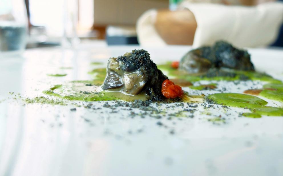 Galleria fotografica






Uomini e donne de La Tana Gourmet quasi al completo: da sinistra Alessandro Dal Degan, il pastry chef Denny Caliaro, Marco Perin, Jacopo Robelli, Giada Mastrotto, Enrico Maglio. Le foto sono di Tanio Liotta









Salsa all'uovo, pecorino e pepe con cracker ai cereali









Chips di patate, carote e amaranto









Cipolla, crème fraîche, ristretto di pollo, crusca, pepe arancio (ossia foglie di Zanthoxylum beecheyanum). Gran piatto









Ricotta, latticello, finferli, crema di gambo di carciofo, foglie e fumo di larice






