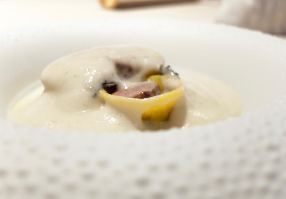 Galleria fotograficaUn pranzo spettacolare grazie a Michela ed Emanuele Scarello. Lo raccontano gli scatti di Tanio Liotta. S'inizia con gli appetizer: Sfera di zucchine trifolate e gel di menta, Cono di insalata russa e farina di ceci, Cialda di fagioli, lenticchie e amaranto e patate di Godia, Spugna di erbe verdi e cipolla fondente, Meringa al formaggio soffiato, Croccante di pistacchi, Grana Padano e caff&eacute;. E ancora: prosciutto crudo San Daniele Dall'Ava, grissini di polenta, ricotta fresca con erba cipollina
Gocce di cipolla con siero di latte, aglio orsino e caviale: piatto insieme delicato e di classe
Parfait di seppia con il suo nero e tuorlo candito al burro. La seppia &egrave; prima cotta a poi tostata, la consistenza perfetta
Solo d&rsquo;alghe,&nbsp;la mia insalata di mare: piatto indimenticabile, &laquo;non ci sono cozze, seppie n&eacute; rucola&raquo;, bens&igrave; sette tipi d'alga e quattro piante alofite, poi panna cotta salata al bergamotto, maionese d'agrumi, yogurt al pompelmo... Quindi acqua di mare, si degusta con un vermuth agricolo Santon aromatizzato al santonego, ossia l'artemisia di Grado. Eccelso, il piatto compie un anno di vita, &laquo;ne dedichiamo ogni anno uno al mare&raquo;
Erbe di campo&nbsp;con tartare di crostacei e brodo d&rsquo;asparagi
