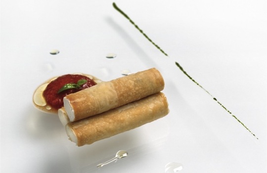 Galleria fotograficaSi parte con gli amuse-bouche, tra i quali anche uno spicchio di pizza, nella versione &ldquo;a vapore&rdquo; brevettata da Massimiliano e Raffaele (ne abbiamo parlato qui). Buona, &egrave; buona; poi, rende bene il tentativo delle Calandre di scrollarsi di dosso l&rsquo;ampollosit&agrave; del tristellato per indossare abiti pi&ugrave; casual (foto Passera)SCAMPI TOSTATI CON "FORMAGGIO" FRESCO DI LATTE DI FAVE, RADICCHIO E MELE
Formaggio tra virgolette, perch&eacute; si tratta in realt&agrave; di un tofu ottenuto da latte di fave fatto cagliare con l'aggiunta di nigari, un cloruro di magnesio estratto dall'acqua di mare. Fa da base agli scampi tostati. Il piatto &egrave; fresco e aromatico, anche per il forte impatto delle note agrumate dovute all'uso di succo di limone nella preparazione del tofu e poi dell'essenza spray di limone, della linea In.gredienti, che viene spruzzata a mise en place terminata, andandosi a fondere in difficile equilibrio con i sentori amarognoli del radicchio e quelli dolci della mela. La carnosit&agrave; iodica dello scampo, comunque, ne risulta perfettamente rispettata. La ricetta &egrave; raccontata dallo stesso Alajmo. Che poi dice: &laquo;E' una delle prime preparazioni che evidenzia la sensazione lattica di un vegetale. Caratteristica dominante &egrave; la leggerezza, unita alla percezione di totale integrit&agrave; di scampi, fave, mela, delle materie&raquo;&nbsp;(foto Sergio Coimbra)CAPPUCCINO DI SEPPIE AL NERO
Forse il piatto icona delle Calandre, giustamente imitato tanto da apparire oggi &ldquo;normale&rdquo;, perch&eacute; entrato stabilmente &ndash; nelle sue infinite varianti possibili &ndash; nel canovaccio della cucina d&rsquo;autore. Di perfetta armonia. Online si trovano decine di ricette per farselo a casa, ma forse conviene passare dal reparto gastronomia a Rubano, dove troverete le due componenti &ndash; la crema di patate e la seppia al nero &ndash; separate, sottovuoto, gi&agrave; dosate e pronte da portare e unire a casa (foto Wowe)Dice Alajmo: &laquo;Inizialmente servito in un piatto fondo, ha trovato poi forma nella trasparenza. Un bianco e nero verticale, enfatizzato dal ricordo perimetrico della seppia, un gioco votato a rivalutare la dignit&agrave; degli ingredienti poveri. Il cappuccino, rappresentato da un gusto basico-sapido, si pu&ograve; paragonare a un tiramis&ugrave;: la patata si traveste da mascarpone e la seppia da caff&egrave;. Semplice e avvolgente, stimola la salivazione in un compiacimento gustativo dai tratti infantili&raquo;