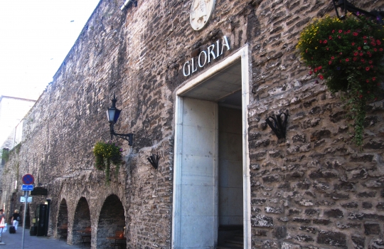 Galleria fotografica






Grande poco più della Svizzera, l'Estonia è la più settentrionale delle Repubbliche Baltiche. E' entrata nell'Ue nel maggio 2004 e, da gennaio scorso, adotta l'euro come moneta unica. Il 10% del suo territorio è composto da isole e isolotti (in tutto, 1.520)








<p>Tallinn, capitale dell'Estonia, ha 400mila abitanti circa, più o meno come Firenze. Nota come "città della pietra calcarea", la cinta muraria della complesso medioevale misura 2 km e conta su 26 torri. Uno spasso girare per i viottoli, specie nei giorni di sole</p>








Il più illustre cuoco della nazione è Dimitri Demjanov, co-autore del libro in foto, accademico dell'Estonian Culinary Institute nonché coach della delegazione nazionale estone in concorso agli ultimi Bocuse D'Or. Tecnica francese e fascinazioni scandinave contemporanee (Renè Redzepi, Claus Meyer...), si batte per la crescita gastronomica del Paese: «fino a due anni fa nessuno qui sapeva nulla sulla stagionalità dei prodotti...», spiega





