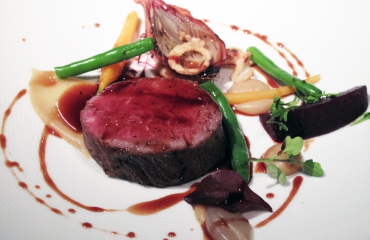 Galleria fotografica






Appetizer di chanterelle (saporiti come i nostri finferli) e germogli dell'orto








Trota arcobaleno (cotta a 55°C per 15 minuti) e cavoli








Consommè di pomodoro: 4 tipi di pomodoro dell'isola, in 4 consistenze








Sulla superficie esterna della scultura, dill snow: granatina di aneto. Nel tubo, i fiori dello stesso aneto





