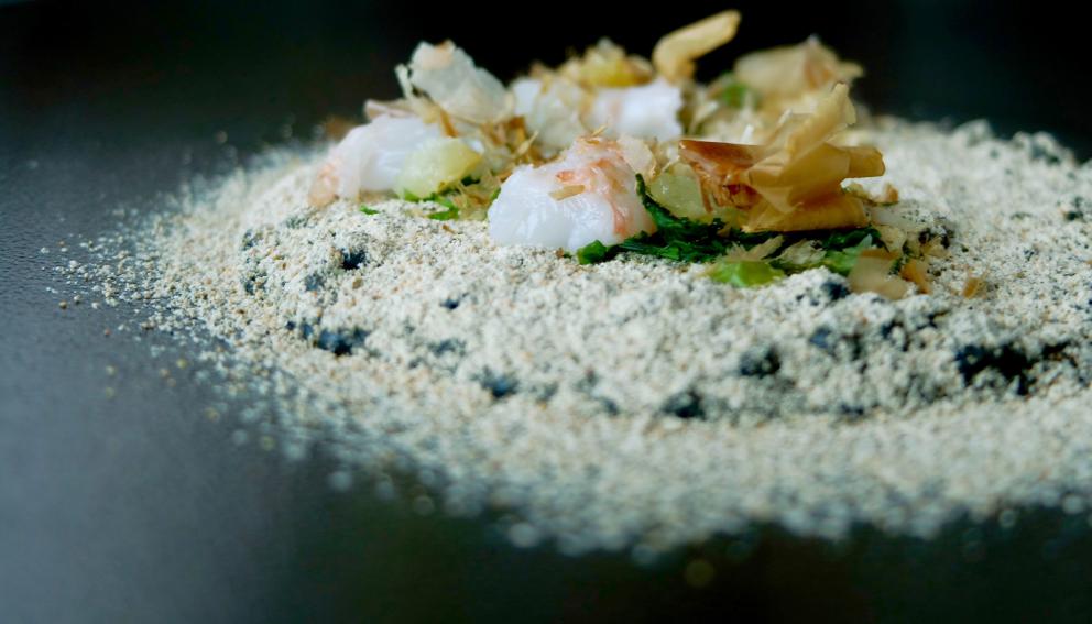 Galleria fotografica






Uomini e donne de La Tana Gourmet quasi al completo: da sinistra Alessandro Dal Degan, il pastry chef Denny Caliaro, Marco Perin, Jacopo Robelli, Giada Mastrotto, Enrico Maglio. Le foto sono di Tanio Liotta









Salsa all'uovo, pecorino e pepe con cracker ai cereali









Chips di patate, carote e amaranto









Cipolla, crème fraîche, ristretto di pollo, crusca, pepe arancio (ossia foglie di Zanthoxylum beecheyanum). Gran piatto









Ricotta, latticello, finferli, crema di gambo di carciofo, foglie e fumo di larice









Lumache stufate nel fieno, crema di erbe di campo, pane al muschio, crema di ginepro, peperone del piquillo






