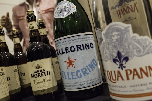 Galleria fotograficaHangar Bicocca, via Chiese 2, Milano. Per la prima volta teatro della presentazione della Guida di Identit&agrave;, &egrave; uno spazio polifunzionale nato nel 2004 dalla riconversione a spazio d&rsquo;arte contemporanea di un ex stabilimento appartenuto alla BredaAperto da gioved&igrave; a domenica, dalle 11 alle 23L'Hangar &egrave; anche HB Kids, programma di attivit&agrave; concepito apposta per i bimbi dai 12 ai 14 anni e le loro famiglie&nbsp;I Sette Palazzi Celesti di Anselm Kiefer, mostra permanente dell'HangarCon le permanenti, anche splendide mostre temporanee come Unidisplay di Carsten Nicolai, a&nbsp;cura di Chiara Bertola e Andrea LissoniSedie in attesa della conferenza di Identit&agrave;Claudio Scavizzi, regista di produzione, Magenta BureauRiunione pre-conferenza: Cinzia Benzi, colonna commerciale di Identit&agrave; Golose e Paolo MarchiAll'accoglienza: Annalisa Bianchi ed Elisa Pella di Magenta BureauClaudio Ceroni, presidente di Magenta Bureau, l'altra met&agrave; di Identit&agrave; GolosePaolo Marchi, l'altra met&agrave; di Identit&agrave; Golose, curatore della Guida