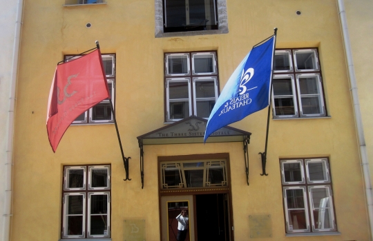 Galleria fotografica






Grande poco più della Svizzera, l'Estonia è la più settentrionale delle Repubbliche Baltiche. E' entrata nell'Ue nel maggio 2004 e, da gennaio scorso, adotta l'euro come moneta unica. Il 10% del suo territorio è composto da isole e isolotti (in tutto, 1.520)








<p>Tallinn, capitale dell'Estonia, ha 400mila abitanti circa, più o meno come Firenze. Nota come "città della pietra calcarea", la cinta muraria della complesso medioevale misura 2 km e conta su 26 torri. Uno spasso girare per i viottoli, specie nei giorni di sole</p>








Il più illustre cuoco della nazione è Dimitri Demjanov, co-autore del libro in foto, accademico dell'Estonian Culinary Institute nonché coach della delegazione nazionale estone in concorso agli ultimi Bocuse D'Or. Tecnica francese e fascinazioni scandinave contemporanee (Renè Redzepi, Claus Meyer...), si batte per la crescita gastronomica del Paese: «fino a due anni fa nessuno qui sapeva nulla sulla stagionalità dei prodotti...», spiega








Il ristorante Gloria di Dimitri Demjanov in centro a Tallinn. All'interno, un complesso di cunicoli scavati nelle mura della città, 2mila etichette esposte e una sala in cui assaggiarre piatti classici di stampo russo/francese come Aringhe alla Romanov o Scaloppe di foie gras. Per una cucina più contemporanea, rivolgersi all'Egoist, altra insegna di proprietà. Il nome tradisce l'inclinazione all'ego-riferimento del suo proprietario








La Sogliola del Gloria di Tallinn, impeccabile nella sua classicità (e non nella luce dello scatto, ahinoi)








Pane di segale, aringhe, patate, carne di maiale affumicata, merluzzo, grandi marinature per preservare gli alimenti nella rigidità dell'inverno. Sono i pilastri della cucina estone nel racconto di Dimitri Demjanov








La sala del Ristorante Ö, di gran lunga il migliore della Capitale, ai margini delle mura della città vecchia. In cucina, Dmitri Fomenko, 30 anni. In carta, i vini italiani sono elencati prima di quelli francesi. Prezzi medi delle 3 portate: 13, 23 e 8 euro. Degustazione di 6 portate: 65 euro








Tartare "non tradizionale" di manzo con insalata di acetosella e crema di crescione del Ristorante Ö di Tallinn








Pesce bianco con cavoli in infusione nella vaniglia e salsa alla zucca del Ristorante Ö di Tallinn





