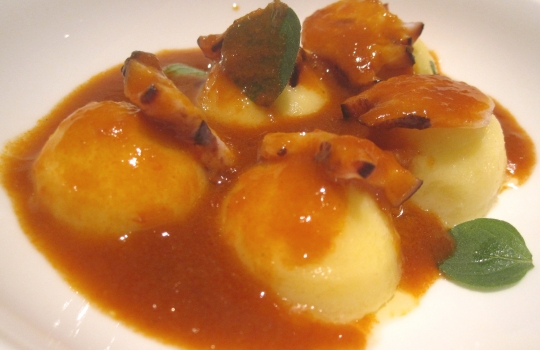 Galleria fotograficaSul piatto, occhiali da vista graduati diversi per impedire alle non-aquile di strizzare gli occhi come Jerry Lewis in quel famoso sketchIl pane in apertura al Devero. Al centro, quello di Eugenio Pol, "ciclope del pane" (cit. Meldolesi) che miete sempre pi&ugrave; clienti nell'alta ristorazionePatata soffice uovo e uova, capperi e limone, classicit&agrave; d'avanguardia al sifone che non stufaManzo Piemontese battuto al coltello, lamelle di foie gras, erbe aromatiche e salsa tartara, un altro classico di Enrico Bartolini. La costante &egrave; una sola: la carne del macellaio cremonese&nbsp;Franco Cazzamali.&nbsp;Variabili gli altri addendi. Non che la contingenza del foie gras dispiacciaTerrina di pesce azzurro in carpione, gamberi rossi e avocado fresco.&nbsp;Acido e dolce affilano le armi ma alla fine &egrave; pari e pattaLumache della Lomellina brasate con crema leggera di cipolle e prezzemolo, reminescenza del recente passato pavese