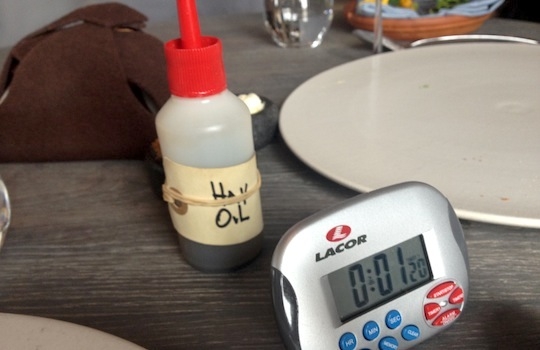 Galleria fotografica






In cammino verso il Noma. Il ristorante è al piano terra del palazzone più a sinistra. Per arrivarci dalla popolare insenatura di Nyhavn (il punto da cui è scattata la foto), occorre fare un bel giro. Ma si notano i lavori per la costruzione di un ponte. Che condurrà dritto all'insegna








Altra prospettiva sul Noma da Nyhavn. Il ristorante galleggia sulla Christianshavn, una delle tante isole artificiali che compongono Copenhagen








Di là del fiume, sulla lunga via che conduce allo spiazzo del Noma








Uno scenario molto tranquillo, di case pastello. Il silenzio è perché vanno tutti in bici













Al massimo si sente rombare qualche scafo








Il vascello davanti al Noma. Oltre a quella danese, sventolano le bandiere di Isole Far Oer e Groenlandia: le loro ambasciate sono nello stesso palazzo del ristorante. Coerenza nordica








Il retro del ristorante. L'80% delle 80 persone che lavorano al Noma viene a lavorare in bici, chef incluso








Dietro al ristorante, un'iscrizione ricorda i passeggeri scomparsi a bordo della danese Hans Hedtoft. Il transatlantico si scontrò il 30 gennaio 1959 contrò un iceberg in Groenlandia. Fu ritrovata solo una cintura di sicurezza
 








L'ingresso del ristorante, al civico 93 di Strandgade








La vista, ingresso alle spalle








Tra l'ingresso e la cucina a vista, spicca un corner di decoro simil-giapponese. A sinistra s'intravede Noma, time and place in Nordic Cuisine, edizioni Phaidon, un testo fondamentale per approfondire tutti i rivoli del Redzepi-mondo. La versione italiana si ordina qui








Una pianta di piccoli agrumi orla la cucina a vista








La porta d'ingresso vista dalla cucina








Le sedie, molto comode, sono anni Sessanta con schienali foderati di pelle di pecora, alcune più morbide di altre








I tavoli sono ampi e senza tovaglie. Attorno prevale il grigio e i colori rustici, sulle travi in legno del soffitto ma anche sulle divise dei ragazzi di sala








La finestra accanto al nostro tavolo








E' lo chef Rene Redzepi a introdurci al pasto: in un vaso di fiori danesi, l'unico pendaglio commestibile è una sorta di carta musica croccante (flatbread) di farina di malto all'aroma di ginepro. Nel piattino in basso, una deliziosa crème fraîche acida per intingerlo








Il flatbread è quello che svetta. "Ma se ci tenete, provate a mangiare anche i fiori", scherza Redzepi. Il cuoco scompare nelle segrete del Noma. Lo ritroveremo solo alla fine del pasto








Tutti i 14 appetizer si mangeranno con le mani. Unica posata, il coltello per tirar su e leccare la crème fraîche da sola (da fare quando tutti gli altri clienti son distratti, però)








Moss and Cep: Muschio di renna con polvere di funghi porcini. E' il corpo bianco, molto saporito ed evanescente, da intingere anch'esso nella crème fraîche
 








Crispy pork skin and black currant: Pelle di maiale croccante e ribes nero, lo strato più esterno. Aspro e croccante








Il ribes nero non ci lascerà prima di molto tempo








Blue mussels and celery: cozze e sedano. Solo due sono quelle buone








La parte inferiore del guscio è commestibile (ancora farina di malto)








Il quinto appetizer è nascosto in una deliziosa scatola di biscotti in latta della tradizione danese (chi non ricorda i Danish butter cookies?)








Cinque tondini, ma solo due "interessanti"








Si chiamano Cheese cookies, rocket and stems, letteralmente Biscotti al formaggio, ruchetta e gambi di erbe aromatiche, un felice snack potenzialmente riproducibile nei nord e nei sud del mondo








Appetizer #6: Potato and duck liver, Patate e fegato d'anatra: le patate croccanti sono in due strati e a mo' di sandwich racchiudono la mousse di fegato. La spolverata è di funghi trombette dei morti, disidratati e polverizzati, una tecnica che troveremo frequentemente








Dried carrot and sorrel, Carote grigliate a fuoco lento per 14 ore, disidratate e servite su polvere di fieno. Si intingono nell'emulsione di acetosella accanto. Un grande piatto perché di inattesa, energica acidità








Ottava entrée: Caramelized milk and cod liver, Biscotto di latte caramellato e fegato di merluzzo, quest'ultimo ghiacciato e pulito. Il secondo dona un aroma molto strong, che domina sul biscotto croccante. Per palati muscolari








Le uova dentro l'uovo








Pickled and smoked quails eggs, Uova di quaglia sbollentate, marinate e affumicate, un classico del Noma. Il tuorlo è completamente liquido








Col Veal fibres and söl, Filamenti di vitello e söl, decimo appetizer, entra in gioco per la prima volta un'alga di mare. E' il söl, appunto, dulse in inglese, Palmaria palmata nella tassonomia scientifica, un'alga rossa incastrata nei filamenti di vitello precedentemente tagliati sottili e poi fritti. Curioso l'impiatto a nido di ingredienti che alla fine incastrano terra e mare








Herb Toast and smoked cod roe, Toast alle erbe e uova di merluzzo affumicato, un'altra grandiosa tapa nordica da far su in due bocconi. Se non ricordiamo male, lo strato superiore è brodo di fegato d'anatra disidratato








Radish, soil and grass, Rapanello, "suolo" ed erba, un altro grande classico del Noma, un paesaggio commestibile di chiara genesi basca-adrianesca, molto replicato negli anni. Carote baby e rapanelli sono interrati in un "suolo" che è una crema di farina di malto con nocciole disidratate. Sotto ancora, uno yogurt di erbe. Finite le verdure, abbiamo chiesto dei cucchiaini per ripulire il suolo








Una foto (di spreadbutter) chiarisce meglio il contenuto del vasetto








Æbleskiver e muikku, penultimo appetizer, di concezione piuttosto recente. Un'antica tradizione dolce danese (Æbleskiver significa "piccoli pezzi di mela" ma la mela qui non c'è) è presentata in versione salata. Code e teste dei muikku, sorta di aringhe baby, sono infilzate in due bigné dall'impasto molto morbido con del ripieno di cetriolo marinato, ben riconoscibile al palato. L'aspetto dispone il cliente alla sfida ma la sua bizzarria visiva si scioglie presto in due bocconi morbidi, eleganti e deliziosi








Ultimo di 14 appetizer: Sorrel leaf and cricket paste, Foglia di acetosella (leggermente piccante) con pasta di grillo. Sì, proprio l'insetto dei prati, qui in consistenza di crema, inserita nel gambo dell'acetosella. Mettendo a fermentare grilli e orzo fermentato, Redzepi ha ottenuto una sorta di garum molto interessante, simile alla soia. Completa il piatto in foto, una granita di nasturzio ghiacciato








E il vino? Non producendo la Danimarca nettari di rilievo, è forse il capitolo meno allettante del Noma. La carta è un trionfo di vini ottenuti in climi freddi: francesi, tedeschi o austriaci soprattutto. Vini di acidità spinta che si combinano bene con le prevalenti acidità dei piatti. Le persone inquadrate nella foto hanno optato per il pairing coi succhi di frutta, quelli sì interessanti e autoctoni: il percorso prevede 7-8 succhi tra cui carote e ginepro, sedano e sedanorapa, cetriolo, eccetera. E i vini italiani? Pochi e tutti rossi, soprattutto di produttori di nebbiolo del Piemonte. "Ma li chiedono solo i norvegesi", ci raccontano








Terminati appetizer e main courses, sbirciamo i lavori in cucina. In primo piano, Samuel Nutter, sous chef inglese








Al centro, riconosciamo Matthew Orlando di San Diego, 35 anni e da 4 e mezzo head chef del Noma. Più tardi ci rivelerà che entro un paio d'anni aprirà il suo ristorante a Copenhagen. "E Renè che ne pensa?", chiediamo. "E' proprio lui a incoraggiarci a metterci in proprio", risponde Orlando. Vero, chiedere anche a Christian Puglisi








Ancora Orlando ci spiegherà che, tra sala, cucina, preparazioni e laboratorio, il Noma arriva a impiegare dall'alba a mezzanotte fino a 80 persone








La cucina prevede 7 comparti: il caldo, il freddo, la pasticceria, gli snack, produzione e mise-en-place, le preparazioni della squadra del mattino e la ricerca (su quest'ultima torneremo più avanti). Gli stagisti scelgono di lavorarci, sapendo di non essere pagati. Redzepi riceve un centinaio di curricula a settimana








Torniamo a tavola e troviamo nuove posate: rami appuntiti di sambuco








Servono a infilzare il primo delle portate "serie", Potato and snails, patate e lumache, servito in due piatti. Il primo è una terrina (rovente) di piccole deliziose patate affumicate e semiaffogate in una salsa al burro dolce e al tavolo spolverate con sale proprio di sambuco. Accanto, piccoli ceppi d'albero affumicati








Accanto, l'altra metà del piatto da infilzare coi bastoncini di sambuco: lumache glassate nel loro succo con burro dolce, olio al prezzemolo ed emulsione di piselli fermentati








Dopo 15 portate arrivano le posate. "Si torna alla civiltà", scherza il ragazzo di sala








...e arriva pure il pane, nascosto in una stoffa soffice con accanto due ciotoline che contengono burro da latte di capra e burro di grasso e crumble di maiale. Colesterolemici, vade retro








Solleviamo la stoffa: il pane è una pagnotta di lievito naturale di grano locale. La crosta è super-fragrante e il cuore molto sofficie e poroso








Cooked fava beans and beach herbs, Fave stufate gentilmente ed "erbe di spiaggia" (che poi sono diversi tipi di alghe di mare). Le fave sono fantastiche nella loro compattezza inaspettatamente dolce








Con la terza portata del ciclo "serio" veniamo ai ragazzi di sala: sono tutti molto professionali ma anche rilassati. Tra i 30 e i 40 anni, molti tatuati, ruotano di continuo al nostro tavolo: una trentina dei piatti sono stati serviti e illustrati da 10 camerieri diversi, molti dei quali cuochi dei livelli più alti della gerarchia. Il ragazzo in foto che ci serve Berries and cucumber, Bacche e cetrioli, si chiama Beau Clugston, è australiano e da poche ore è un nuovo sous-chef del Noma








Ai frutti di bosco e insalata di cetrioli si unisce del succo di camomilla...








...et voilà








Insalata di brown crab (granchi atlantici), tuorlo d'uovo, erbe di campo e il rosso sono le uova del granchio. I ragazzi si raccomandano di fare attenzione perchè potrebbe esserci del carapace o delle chele: la carne del granchio è stata rimossa tutta a mano. Noi ci scontriamo solo con un fresco schiaffo iodato








Accanto alle langoustine, scampi norvegesi, torna l'alga söl, questa volta in forma di emulsione con acqua di ostriche. I puntini rossi sono segale disidratata








Cavolfiore e pino, crema e rafano. Pensi a una capasanta e invece è un trancio di cavolfiore quello che spunta da sotto gli aghi di pino. E' ricavato dalla parte alta dell'ortaggio, arrostito a arricchito con gli aromi di pino, abete, ginepro e rafano. L'orto e il silvestre








Lucioperca con gambi di verdure. Impeccabile ma insolitamente classico nella sua concezione su salsa al burro e capperi. Incuriosisce la disposizione, che lascia intonsa più di metà del piatto. Come a voler lasciar libero il lucioperca di sguazzare di nuovo





