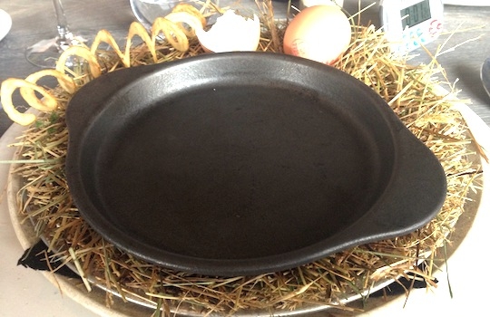 Galleria fotografica






In cammino verso il Noma. Il ristorante è al piano terra del palazzone più a sinistra. Per arrivarci dalla popolare insenatura di Nyhavn (il punto da cui è scattata la foto), occorre fare un bel giro. Ma si notano i lavori per la costruzione di un ponte. Che condurrà dritto all'insegna








Altra prospettiva sul Noma da Nyhavn. Il ristorante galleggia sulla Christianshavn, una delle tante isole artificiali che compongono Copenhagen








Di là del fiume, sulla lunga via che conduce allo spiazzo del Noma








Uno scenario molto tranquillo, di case pastello. Il silenzio è perché vanno tutti in bici













Al massimo si sente rombare qualche scafo








Il vascello davanti al Noma. Oltre a quella danese, sventolano le bandiere di Isole Far Oer e Groenlandia: le loro ambasciate sono nello stesso palazzo del ristorante. Coerenza nordica








Il retro del ristorante. L'80% delle 80 persone che lavorano al Noma viene a lavorare in bici, chef incluso








Dietro al ristorante, un'iscrizione ricorda i passeggeri scomparsi a bordo della danese Hans Hedtoft. Il transatlantico si scontrò il 30 gennaio 1959 contrò un iceberg in Groenlandia. Fu ritrovata solo una cintura di sicurezza
 








L'ingresso del ristorante, al civico 93 di Strandgade








La vista, ingresso alle spalle








Tra l'ingresso e la cucina a vista, spicca un corner di decoro simil-giapponese. A sinistra s'intravede Noma, time and place in Nordic Cuisine, edizioni Phaidon, un testo fondamentale per approfondire tutti i rivoli del Redzepi-mondo. La versione italiana si ordina qui








Una pianta di piccoli agrumi orla la cucina a vista








La porta d'ingresso vista dalla cucina








Le sedie, molto comode, sono anni Sessanta con schienali foderati di pelle di pecora, alcune più morbide di altre








I tavoli sono ampi e senza tovaglie. Attorno prevale il grigio e i colori rustici, sulle travi in legno del soffitto ma anche sulle divise dei ragazzi di sala








La finestra accanto al nostro tavolo








E' lo chef Rene Redzepi a introdurci al pasto: in un vaso di fiori danesi, l'unico pendaglio commestibile è una sorta di carta musica croccante (flatbread) di farina di malto all'aroma di ginepro. Nel piattino in basso, una deliziosa crème fraîche acida per intingerlo








Il flatbread è quello che svetta. "Ma se ci tenete, provate a mangiare anche i fiori", scherza Redzepi. Il cuoco scompare nelle segrete del Noma. Lo ritroveremo solo alla fine del pasto








Tutti i 14 appetizer si mangeranno con le mani. Unica posata, il coltello per tirar su e leccare la crème fraîche da sola (da fare quando tutti gli altri clienti son distratti, però)








Moss and Cep: Muschio di renna con polvere di funghi porcini. E' il corpo bianco, molto saporito ed evanescente, da intingere anch'esso nella crème fraîche
 








Crispy pork skin and black currant: Pelle di maiale croccante e ribes nero, lo strato più esterno. Aspro e croccante








Il ribes nero non ci lascerà prima di molto tempo








Blue mussels and celery: cozze e sedano. Solo due sono quelle buone








La parte inferiore del guscio è commestibile (ancora farina di malto)








Il quinto appetizer è nascosto in una deliziosa scatola di biscotti in latta della tradizione danese (chi non ricorda i Danish butter cookies?)








Cinque tondini, ma solo due "interessanti"








Si chiamano Cheese cookies, rocket and stems, letteralmente Biscotti al formaggio, ruchetta e gambi di erbe aromatiche, un felice snack potenzialmente riproducibile nei nord e nei sud del mondo








Appetizer #6: Potato and duck liver, Patate e fegato d'anatra: le patate croccanti sono in due strati e a mo' di sandwich racchiudono la mousse di fegato. La spolverata è di funghi trombette dei morti, disidratati e polverizzati, una tecnica che troveremo frequentemente








Dried carrot and sorrel, Carote grigliate a fuoco lento per 14 ore, disidratate e servite su polvere di fieno. Si intingono nell'emulsione di acetosella accanto. Un grande piatto perché di inattesa, energica acidità








Ottava entrée: Caramelized milk and cod liver, Biscotto di latte caramellato e fegato di merluzzo, quest'ultimo ghiacciato e pulito. Il secondo dona un aroma molto strong, che domina sul biscotto croccante. Per palati muscolari








Le uova dentro l'uovo








Pickled and smoked quails eggs, Uova di quaglia sbollentate, marinate e affumicate, un classico del Noma. Il tuorlo è completamente liquido








Col Veal fibres and söl, Filamenti di vitello e söl, decimo appetizer, entra in gioco per la prima volta un'alga di mare. E' il söl, appunto, dulse in inglese, Palmaria palmata nella tassonomia scientifica, un'alga rossa incastrata nei filamenti di vitello precedentemente tagliati sottili e poi fritti. Curioso l'impiatto a nido di ingredienti che alla fine incastrano terra e mare








Herb Toast and smoked cod roe, Toast alle erbe e uova di merluzzo affumicato, un'altra grandiosa tapa nordica da far su in due bocconi. Se non ricordiamo male, lo strato superiore è brodo di fegato d'anatra disidratato








Radish, soil and grass, Rapanello, "suolo" ed erba, un altro grande classico del Noma, un paesaggio commestibile di chiara genesi basca-adrianesca, molto replicato negli anni. Carote baby e rapanelli sono interrati in un "suolo" che è una crema di farina di malto con nocciole disidratate. Sotto ancora, uno yogurt di erbe. Finite le verdure, abbiamo chiesto dei cucchiaini per ripulire il suolo








Una foto (di spreadbutter) chiarisce meglio il contenuto del vasetto








Æbleskiver e muikku, penultimo appetizer, di concezione piuttosto recente. Un'antica tradizione dolce danese (Æbleskiver significa "piccoli pezzi di mela" ma la mela qui non c'è) è presentata in versione salata. Code e teste dei muikku, sorta di aringhe baby, sono infilzate in due bigné dall'impasto molto morbido con del ripieno di cetriolo marinato, ben riconoscibile al palato. L'aspetto dispone il cliente alla sfida ma la sua bizzarria visiva si scioglie presto in due bocconi morbidi, eleganti e deliziosi








Ultimo di 14 appetizer: Sorrel leaf and cricket paste, Foglia di acetosella (leggermente piccante) con pasta di grillo. Sì, proprio l'insetto dei prati, qui in consistenza di crema, inserita nel gambo dell'acetosella. Mettendo a fermentare grilli e orzo fermentato, Redzepi ha ottenuto una sorta di garum molto interessante, simile alla soia. Completa il piatto in foto, una granita di nasturzio ghiacciato








E il vino? Non producendo la Danimarca nettari di rilievo, è forse il capitolo meno allettante del Noma. La carta è un trionfo di vini ottenuti in climi freddi: francesi, tedeschi o austriaci soprattutto. Vini di acidità spinta che si combinano bene con le prevalenti acidità dei piatti. Le persone inquadrate nella foto hanno optato per il pairing coi succhi di frutta, quelli sì interessanti e autoctoni: il percorso prevede 7-8 succhi tra cui carote e ginepro, sedano e sedanorapa, cetriolo, eccetera. E i vini italiani? Pochi e tutti rossi, soprattutto di produttori di nebbiolo del Piemonte. "Ma li chiedono solo i norvegesi", ci raccontano








Terminati appetizer e main courses, sbirciamo i lavori in cucina. In primo piano, Samuel Nutter, sous chef inglese








Al centro, riconosciamo Matthew Orlando di San Diego, 35 anni e da 4 e mezzo head chef del Noma. Più tardi ci rivelerà che entro un paio d'anni aprirà il suo ristorante a Copenhagen. "E Renè che ne pensa?", chiediamo. "E' proprio lui a incoraggiarci a metterci in proprio", risponde Orlando. Vero, chiedere anche a Christian Puglisi








Ancora Orlando ci spiegherà che, tra sala, cucina, preparazioni e laboratorio, il Noma arriva a impiegare dall'alba a mezzanotte fino a 80 persone








La cucina prevede 7 comparti: il caldo, il freddo, la pasticceria, gli snack, produzione e mise-en-place, le preparazioni della squadra del mattino e la ricerca (su quest'ultima torneremo più avanti). Gli stagisti scelgono di lavorarci, sapendo di non essere pagati. Redzepi riceve un centinaio di curricula a settimana








Torniamo a tavola e troviamo nuove posate: rami appuntiti di sambuco








Servono a infilzare il primo delle portate "serie", Potato and snails, patate e lumache, servito in due piatti. Il primo è una terrina (rovente) di piccole deliziose patate affumicate e semiaffogate in una salsa al burro dolce e al tavolo spolverate con sale proprio di sambuco. Accanto, piccoli ceppi d'albero affumicati








Accanto, l'altra metà del piatto da infilzare coi bastoncini di sambuco: lumache glassate nel loro succo con burro dolce, olio al prezzemolo ed emulsione di piselli fermentati








Dopo 15 portate arrivano le posate. "Si torna alla civiltà", scherza il ragazzo di sala








...e arriva pure il pane, nascosto in una stoffa soffice con accanto due ciotoline che contengono burro da latte di capra e burro di grasso e crumble di maiale. Colesterolemici, vade retro








Solleviamo la stoffa: il pane è una pagnotta di lievito naturale di grano locale. La crosta è super-fragrante e il cuore molto sofficie e poroso








Cooked fava beans and beach herbs, Fave stufate gentilmente ed "erbe di spiaggia" (che poi sono diversi tipi di alghe di mare). Le fave sono fantastiche nella loro compattezza inaspettatamente dolce








Con la terza portata del ciclo "serio" veniamo ai ragazzi di sala: sono tutti molto professionali ma anche rilassati. Tra i 30 e i 40 anni, molti tatuati, ruotano di continuo al nostro tavolo: una trentina dei piatti sono stati serviti e illustrati da 10 camerieri diversi, molti dei quali cuochi dei livelli più alti della gerarchia. Il ragazzo in foto che ci serve Berries and cucumber, Bacche e cetrioli, si chiama Beau Clugston, è australiano e da poche ore è un nuovo sous-chef del Noma








Ai frutti di bosco e insalata di cetrioli si unisce del succo di camomilla...








...et voilà








Insalata di brown crab (granchi atlantici), tuorlo d'uovo, erbe di campo e il rosso sono le uova del granchio. I ragazzi si raccomandano di fare attenzione perchè potrebbe esserci del carapace o delle chele: la carne del granchio è stata rimossa tutta a mano. Noi ci scontriamo solo con un fresco schiaffo iodato








Accanto alle langoustine, scampi norvegesi, torna l'alga söl, questa volta in forma di emulsione con acqua di ostriche. I puntini rossi sono segale disidratata








Cavolfiore e pino, crema e rafano. Pensi a una capasanta e invece è un trancio di cavolfiore quello che spunta da sotto gli aghi di pino. E' ricavato dalla parte alta dell'ortaggio, arrostito a arricchito con gli aromi di pino, abete, ginepro e rafano. L'orto e il silvestre








Lucioperca con gambi di verdure. Impeccabile ma insolitamente classico nella sua concezione su salsa al burro e capperi. Incuriosisce la disposizione, che lascia intonsa più di metà del piatto. Come a voler lasciar libero il lucioperca di sguazzare di nuovo








Arrivano in tavola nuovi oggetti: olio di fieno e un cronometro. E' l'inizio del gioco di The hen and the egg, La gallina e l'uovo





