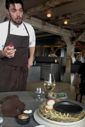 Galleria fotografica






In cammino verso il Noma. Il ristorante è al piano terra del palazzone più a sinistra. Per arrivarci dalla popolare insenatura di Nyhavn (il punto da cui è scattata la foto), occorre fare un bel giro. Ma si notano i lavori per la costruzione di un ponte. Che condurrà dritto all'insegna








Altra prospettiva sul Noma da Nyhavn. Il ristorante galleggia sulla Christianshavn, una delle tante isole artificiali che compongono Copenhagen








Di là del fiume, sulla lunga via che conduce allo spiazzo del Noma








Uno scenario molto tranquillo, di case pastello. Il silenzio è perché vanno tutti in bici













Al massimo si sente rombare qualche scafo








Il vascello davanti al Noma. Oltre a quella danese, sventolano le bandiere di Isole Far Oer e Groenlandia: le loro ambasciate sono nello stesso palazzo del ristorante. Coerenza nordica








Il retro del ristorante. L'80% delle 80 persone che lavorano al Noma viene a lavorare in bici, chef incluso








Dietro al ristorante, un'iscrizione ricorda i passeggeri scomparsi a bordo della danese Hans Hedtoft. Il transatlantico si scontrò il 30 gennaio 1959 contrò un iceberg in Groenlandia. Fu ritrovata solo una cintura di sicurezza
 








L'ingresso del ristorante, al civico 93 di Strandgade








La vista, ingresso alle spalle








Tra l'ingresso e la cucina a vista, spicca un corner di decoro simil-giapponese. A sinistra s'intravede Noma, time and place in Nordic Cuisine, edizioni Phaidon, un testo fondamentale per approfondire tutti i rivoli del Redzepi-mondo. La versione italiana si ordina qui








Una pianta di piccoli agrumi orla la cucina a vista








La porta d'ingresso vista dalla cucina








Le sedie, molto comode, sono anni Sessanta con schienali foderati di pelle di pecora, alcune più morbide di altre








I tavoli sono ampi e senza tovaglie. Attorno prevale il grigio e i colori rustici, sulle travi in legno del soffitto ma anche sulle divise dei ragazzi di sala








La finestra accanto al nostro tavolo








E' lo chef Rene Redzepi a introdurci al pasto: in un vaso di fiori danesi, l'unico pendaglio commestibile è una sorta di carta musica croccante (flatbread) di farina di malto all'aroma di ginepro. Nel piattino in basso, una deliziosa crème fraîche acida per intingerlo








Il flatbread è quello che svetta. "Ma se ci tenete, provate a mangiare anche i fiori", scherza Redzepi. Il cuoco scompare nelle segrete del Noma. Lo ritroveremo solo alla fine del pasto








Tutti i 14 appetizer si mangeranno con le mani. Unica posata, il coltello per tirar su e leccare la crème fraîche da sola (da fare quando tutti gli altri clienti son distratti, però)








Moss and Cep: Muschio di renna con polvere di funghi porcini. E' il corpo bianco, molto saporito ed evanescente, da intingere anch'esso nella crème fraîche
 








Crispy pork skin and black currant: Pelle di maiale croccante e ribes nero, lo strato più esterno. Aspro e croccante








Il ribes nero non ci lascerà prima di molto tempo








Blue mussels and celery: cozze e sedano. Solo due sono quelle buone








La parte inferiore del guscio è commestibile (ancora farina di malto)








Il quinto appetizer è nascosto in una deliziosa scatola di biscotti in latta della tradizione danese (chi non ricorda i Danish butter cookies?)








Cinque tondini, ma solo due "interessanti"








Si chiamano Cheese cookies, rocket and stems, letteralmente Biscotti al formaggio, ruchetta e gambi di erbe aromatiche, un felice snack potenzialmente riproducibile nei nord e nei sud del mondo








Appetizer #6: Potato and duck liver, Patate e fegato d'anatra: le patate croccanti sono in due strati e a mo' di sandwich racchiudono la mousse di fegato. La spolverata è di funghi trombette dei morti, disidratati e polverizzati, una tecnica che troveremo frequentemente








Dried carrot and sorrel, Carote grigliate a fuoco lento per 14 ore, disidratate e servite su polvere di fieno. Si intingono nell'emulsione di acetosella accanto. Un grande piatto perché di inattesa, energica acidità








Ottava entrée: Caramelized milk and cod liver, Biscotto di latte caramellato e fegato di merluzzo, quest'ultimo ghiacciato e pulito. Il secondo dona un aroma molto strong, che domina sul biscotto croccante. Per palati muscolari








Le uova dentro l'uovo








Pickled and smoked quails eggs, Uova di quaglia sbollentate, marinate e affumicate, un classico del Noma. Il tuorlo è completamente liquido








Col Veal fibres and söl, Filamenti di vitello e söl, decimo appetizer, entra in gioco per la prima volta un'alga di mare. E' il söl, appunto, dulse in inglese, Palmaria palmata nella tassonomia scientifica, un'alga rossa incastrata nei filamenti di vitello precedentemente tagliati sottili e poi fritti. Curioso l'impiatto a nido di ingredienti che alla fine incastrano terra e mare








Herb Toast and smoked cod roe, Toast alle erbe e uova di merluzzo affumicato, un'altra grandiosa tapa nordica da far su in due bocconi. Se non ricordiamo male, lo strato superiore è brodo di fegato d'anatra disidratato








Radish, soil and grass, Rapanello, "suolo" ed erba, un altro grande classico del Noma, un paesaggio commestibile di chiara genesi basca-adrianesca, molto replicato negli anni. Carote baby e rapanelli sono interrati in un "suolo" che è una crema di farina di malto con nocciole disidratate. Sotto ancora, uno yogurt di erbe. Finite le verdure, abbiamo chiesto dei cucchiaini per ripulire il suolo








Una foto (di spreadbutter) chiarisce meglio il contenuto del vasetto








Æbleskiver e muikku, penultimo appetizer, di concezione piuttosto recente. Un'antica tradizione dolce danese (Æbleskiver significa "piccoli pezzi di mela" ma la mela qui non c'è) è presentata in versione salata. Code e teste dei muikku, sorta di aringhe baby, sono infilzate in due bigné dall'impasto molto morbido con del ripieno di cetriolo marinato, ben riconoscibile al palato. L'aspetto dispone il cliente alla sfida ma la sua bizzarria visiva si scioglie presto in due bocconi morbidi, eleganti e deliziosi








Ultimo di 14 appetizer: Sorrel leaf and cricket paste, Foglia di acetosella (leggermente piccante) con pasta di grillo. Sì, proprio l'insetto dei prati, qui in consistenza di crema, inserita nel gambo dell'acetosella. Mettendo a fermentare grilli e orzo fermentato, Redzepi ha ottenuto una sorta di garum molto interessante, simile alla soia. Completa il piatto in foto, una granita di nasturzio ghiacciato








E il vino? Non producendo la Danimarca nettari di rilievo, è forse il capitolo meno allettante del Noma. La carta è un trionfo di vini ottenuti in climi freddi: francesi, tedeschi o austriaci soprattutto. Vini di acidità spinta che si combinano bene con le prevalenti acidità dei piatti. Le persone inquadrate nella foto hanno optato per il pairing coi succhi di frutta, quelli sì interessanti e autoctoni: il percorso prevede 7-8 succhi tra cui carote e ginepro, sedano e sedanorapa, cetriolo, eccetera. E i vini italiani? Pochi e tutti rossi, soprattutto di produttori di nebbiolo del Piemonte. "Ma li chiedono solo i norvegesi", ci raccontano








Terminati appetizer e main courses, sbirciamo i lavori in cucina. In primo piano, Samuel Nutter, sous chef inglese








Al centro, riconosciamo Matthew Orlando di San Diego, 35 anni e da 4 e mezzo head chef del Noma. Più tardi ci rivelerà che entro un paio d'anni aprirà il suo ristorante a Copenhagen. "E Renè che ne pensa?", chiediamo. "E' proprio lui a incoraggiarci a metterci in proprio", risponde Orlando. Vero, chiedere anche a Christian Puglisi








Ancora Orlando ci spiegherà che, tra sala, cucina, preparazioni e laboratorio, il Noma arriva a impiegare dall'alba a mezzanotte fino a 80 persone








La cucina prevede 7 comparti: il caldo, il freddo, la pasticceria, gli snack, produzione e mise-en-place, le preparazioni della squadra del mattino e la ricerca (su quest'ultima torneremo più avanti). Gli stagisti scelgono di lavorarci, sapendo di non essere pagati. Redzepi riceve un centinaio di curricula a settimana








Torniamo a tavola e troviamo nuove posate: rami appuntiti di sambuco








Servono a infilzare il primo delle portate "serie", Potato and snails, patate e lumache, servito in due piatti. Il primo è una terrina (rovente) di piccole deliziose patate affumicate e semiaffogate in una salsa al burro dolce e al tavolo spolverate con sale proprio di sambuco. Accanto, piccoli ceppi d'albero affumicati








Accanto, l'altra metà del piatto da infilzare coi bastoncini di sambuco: lumache glassate nel loro succo con burro dolce, olio al prezzemolo ed emulsione di piselli fermentati








Dopo 15 portate arrivano le posate. "Si torna alla civiltà", scherza il ragazzo di sala








...e arriva pure il pane, nascosto in una stoffa soffice con accanto due ciotoline che contengono burro da latte di capra e burro di grasso e crumble di maiale. Colesterolemici, vade retro








Solleviamo la stoffa: il pane è una pagnotta di lievito naturale di grano locale. La crosta è super-fragrante e il cuore molto sofficie e poroso








Cooked fava beans and beach herbs, Fave stufate gentilmente ed "erbe di spiaggia" (che poi sono diversi tipi di alghe di mare). Le fave sono fantastiche nella loro compattezza inaspettatamente dolce








Con la terza portata del ciclo "serio" veniamo ai ragazzi di sala: sono tutti molto professionali ma anche rilassati. Tra i 30 e i 40 anni, molti tatuati, ruotano di continuo al nostro tavolo: una trentina dei piatti sono stati serviti e illustrati da 10 camerieri diversi, molti dei quali cuochi dei livelli più alti della gerarchia. Il ragazzo in foto che ci serve Berries and cucumber, Bacche e cetrioli, si chiama Beau Clugston, è australiano e da poche ore è un nuovo sous-chef del Noma








Ai frutti di bosco e insalata di cetrioli si unisce del succo di camomilla...








...et voilà








Insalata di brown crab (granchi atlantici), tuorlo d'uovo, erbe di campo e il rosso sono le uova del granchio. I ragazzi si raccomandano di fare attenzione perchè potrebbe esserci del carapace o delle chele: la carne del granchio è stata rimossa tutta a mano. Noi ci scontriamo solo con un fresco schiaffo iodato








Accanto alle langoustine, scampi norvegesi, torna l'alga söl, questa volta in forma di emulsione con acqua di ostriche. I puntini rossi sono segale disidratata








Cavolfiore e pino, crema e rafano. Pensi a una capasanta e invece è un trancio di cavolfiore quello che spunta da sotto gli aghi di pino. E' ricavato dalla parte alta dell'ortaggio, arrostito a arricchito con gli aromi di pino, abete, ginepro e rafano. L'orto e il silvestre








Lucioperca con gambi di verdure. Impeccabile ma insolitamente classico nella sua concezione su salsa al burro e capperi. Incuriosisce la disposizione, che lascia intonsa più di metà del piatto. Come a voler lasciar libero il lucioperca di sguazzare di nuovo








Arrivano in tavola nuovi oggetti: olio di fieno e un cronometro. E' l'inizio del gioco di The hen and the egg, La gallina e l'uovo








The hen and the egg #2: attorno a un tegamino rovente su del fieno appena umido, notiamo una chips a spirale di patata e un uovo (d'anatra, ci dicono)








The hen and the egg #3: accanto al tegame, foglie di spinaci, aglio selvatico, germogli e fiori di campo vari





