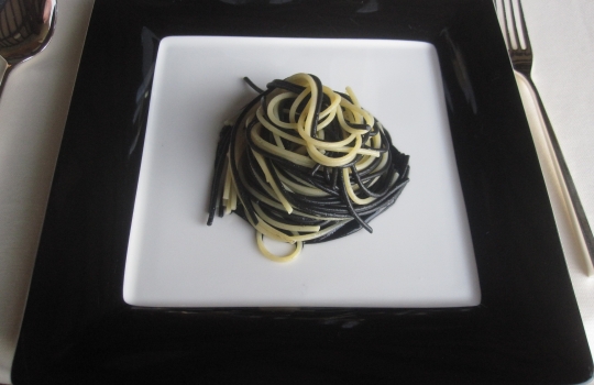 Galleria fotograficaCrema di piselli con cozza, il piatto in apertura del pasto da Gualtiero Marchesi a Erbusco, Brescia, telefono +39.030.7760562Astice in salsa d'astice, un piatto&nbsp;ispirato a un'opera dell'artista Emilio Scanavino