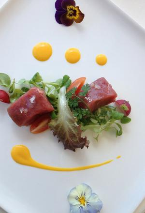 Galleria fotograficaSalmone Norvegia e burro Valle MairaCosce di rana impanate pan grattato ed erbette, bagnet verde, gambero di Sanremo impanato nella tonda gentile e grissiniTonnata di coniglioBurrata fresca, carpaccio gamberi rossi di Sicilia, pomodoro confitTeste di gamberi impanate nella semola, salsa tartara, moleche fritte
