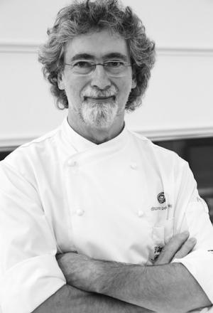 Galleria fotograficaFulvio Pierangelini, a lungo chef del Gambero Rosso di San Vincenzo (Livorno)La celebre Passatina di ceci con gamberi di Fulvio Pierangelini (qua il racconto integrale della lezione)Davide Scabin, chef del Combal.Zero di Rivoli (Torino)Il cyber egg di Davide Scabin, piatto simbolo del cuoco piemontesePasta salad di Davide Scabin