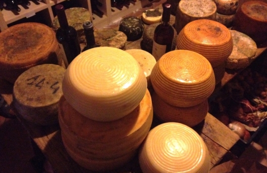 Galleria fotografica






Un'installazione eloquente al primo piano di Casa Puddu. La struttura in cui è inserito il ristorante ospita al primo piano una serie (molto mutevole) di opere d'arte di giovani artisti





