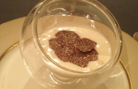 Galleria fotograficaLatte fermentato, Birra Moretti Grand Cru e pera salata
Il primo amuse-bouche &egrave; l&rsquo;embrione di una futura pietanza, nonch&eacute; un gi&agrave; discreto quadro di follia apreana: il latte &egrave; fatto fermentare a 40&deg;C per 4 giorni, la birra ridotta con agar agar e la pera salata, prevalente al gusto, &egrave; il lavoro su due testure (centrifugata e cruda). Partenza lanciataCrocchetta di patata e blu di bufala con ketchup di barbabietola
Gli stecchi reggono una crocchetta di patata &lsquo;classica&rsquo; (ma cotta nel sale, non in acqua), un erborinato a base di bufala (eretico per i campani, che ammettono solo il latte fresco) e in vetta, sotto l&rsquo;erba cipollina, un ketchup di barbabietola fresca rossa (che solo quello chiede una cottura di 7-8 ore, con aceto e zucchero). L&rsquo;acido e il grasso in un boccone, insomma. Cui se ne aggiunge un altro di chips di tapioca e peperoni di Senise (non inquadrate), in cui la tapioca &egrave; cotta come un risottoScampo, animella, patata e levistico
Ingresso recente in carta, conduce il cuoco a vincere le sue paure: "Non sono un amante delle interiora", spiega Aprea, "odio cuori, polmoni e milza". Ma l'animella serve a schiaffegare con armi amare il dolce dello scampo e della patata americana. Il levistico - al doppio volto di coulis e foglie - ci costringe ad aprire il vocabolario: sedano di montagnaQuaglia in petto e coscia, fegato grasso, cavolfiore e caff&egrave;
Una retroiezione ai sentieri d&rsquo;autunno british e pure francesi: la quaglia farcita al fegato grasso, il cavolfiore. E il caff&egrave; che per&ograve; si veste in vinaigrette fatta con olio di semi e aceto di Xeres: acido e amaro. Astenersi i cultori del genere quaglia e foie gras: ancora una settimana e sparisce dalla carta (cos&igrave; com&rsquo;&egrave; sparita da tempo la versione con la castagna al posto del cavolfiore)Il dolce e salato della Caprese
Il cuoco inizi&ograve; ad arrovellarsi nel gennaio 2012. Quattro mesi di spremitura di meningi e finalmente in carta apparve il piatto pi&ugrave; celebre del suo inter-regno milanese: la Caprese con cento virgolette. La sfera mozzarella-like &egrave; zucchero soffiato, un tono dolce che detona l'ortodossia salata: 3 pomodori in conserva (piennolo, datterino, ciliegino e un quarto in stagione, il corbarino), crostini di pane casereccio, filetti di acciughe, pomodori canditi, spuma, mini-bocconcini e neve di mozzarella ad ammantare con cristalli di sale e un giro di pepe un campo che al fondo malcela un'emulsione di basilico. Facile? Ceeerto, chiedete al cuoco quanto ci ha messo solo a trovare la quadra della sfera. Goduria