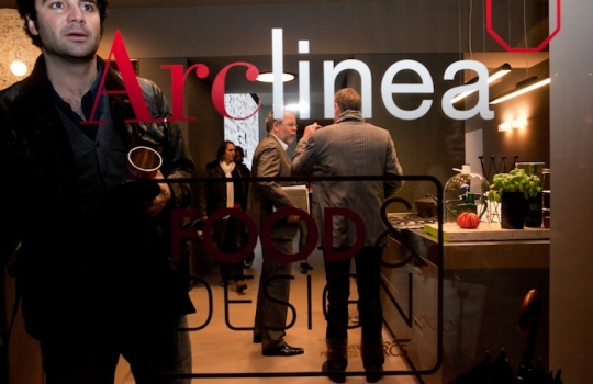 Galleria fotograficaCoda fuori dallo showroom Agape, via Statuto 12, per il piatto di Andrea BertonIl piatto di Berton:&nbsp;Focaccia di Recco con controfiletto di manzo crudo e composta di pomodoro piccanteAndrea Berton