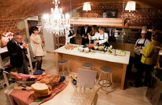 Galleria fotograficaCoda fuori dallo showroom Agape, via Statuto 12, per il piatto di Andrea BertonIl piatto di Berton:&nbsp;Focaccia di Recco con controfiletto di manzo crudo e composta di pomodoro piccanteAndrea BertonArclinea, corso Monforte 28: si preparano i fratelli&nbsp;Christian e Manuel Costardi, cuochi del ristorante Cinzia di VercelliL'imbuto di metallo per infilare il risotto nel barattolo warholiano. Alle spalle di Christian Costardi, Giulia Corradetti di Magenta BureauCostardi&rsquo;s tomato rice (omaggio a Andy Warhol)Manuel e ChristianLa gente godeCesar in via Larga 23, presidiato da&nbsp;Giovanni Ruggieri del ristorante RefettorioGiovanni Ruggieri con la sua&nbsp;Crema di patate con tarassaco all&rsquo;aceto di moscato, asparagi e salsa al crescioneGiovanni RuggieriTutti da Dada in via Larga, angolo piazza Santo Stefano, per&nbsp;Fabio Pisani e Alessandro Negrini di Aimo e NadiaFabio PisaniSpaghetti di Benedetto Cavalieri in cous cous con mozzarella di bufala campana, pomodori pugliesi &ldquo;al filo&rdquo; e profumo di limoni della CostieraLa granelle di cous cous &egrave; ricavata da spaghettoni frullati a crudoDa De Longhi, via Borgogna 8, c'&egrave; Alice Delcourt dell'Erba BruscaAlice DelcourtUltimo giro d'olio per il&nbsp;Cous cous speziato con erbe aromatiche, albicocche e zuccaMatteo Torretta ha cucinato allo Scavolini Store di piazza MissoriA destra Matteo Torretta, chef de Al V Piano di MilanoSotto al minipimer,&nbsp;Finto risotto di finocchi al sentore di sambucaLa spuma &egrave; di sambucaMatteo TorrettaDa Valcucine, corso Garibaldi 99, c'&egrave; il Ratan&agrave; di MilanoCesare Battisti, boss del Ratan&agrave;Il Risotto con verdure e erbe di primavere fresche, cotte e croccanti di BattistiTutti insieme appassionatamentePaolo MarchiOttava tappa: Febal, via FatebenefratelliIn secondo piano, Giovanni Giberti di Pav&eacute;&nbsp;Il Tiramisuper di Giovanni GibertiPer Giberti, 3 preparazioni diverse in 3 giorni: nei primi due, la&nbsp;Barbajada e&nbsp;Lime basilico e fragole
&nbsp;